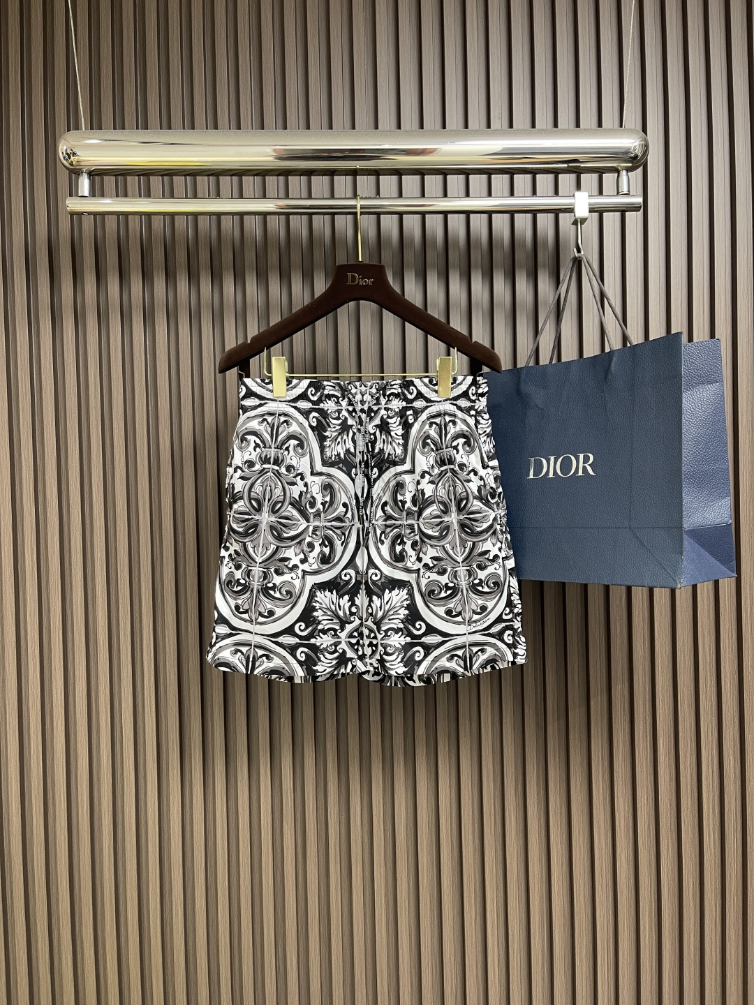 NO:463971,DG 2025SS spring and summer new casual shorts customized fabric, breathable and comfortable, impeccable details, brand elements design concept, reflecting high quality. The feel is delicate and soft!  Present casual cut, with a great upper body style. Size 44-54, shorts, alexander wang19860909DG 2025SS春夏新款休闲短裤 定制面料 透气舒适度高,细节无可挑剔,品牌元素设计理念,体现高品质.手感细腻柔软！呈现休闲裁剪,上身版型超赞.尺码44-54,,shorts,alexander wang,Men's clothing