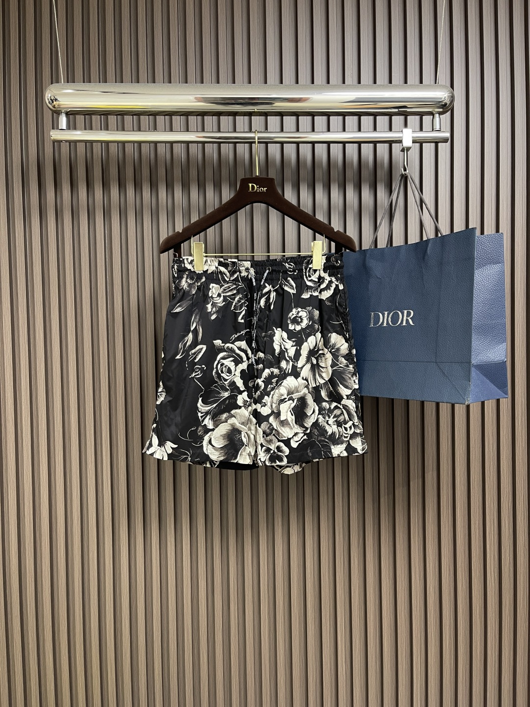 NO:463947,DolceGabbana DG 2025ss summer new fashionable beach pants shorts, classic floral logo.  Selected high-quality polyester fiber fabrics, delicate touch, must-have items in summer, and the upper body effect is super handsome!  Size 44-54, Dolce & Gabbana, Dolce & Gabbana, shorts, alexander wang19860909DolceGabbana杜嘉班纳 DG 2025ss夏季新款时尚沙滩裤短裤,经典花卉logo．精选优质聚酯纤维面料、手感细腻,夏季必备单品、上身效果超帅气！尺码44-54,,Dolce&Gabbana,Dolce&Gabbana,shorts,alexander wang,Men's clothing