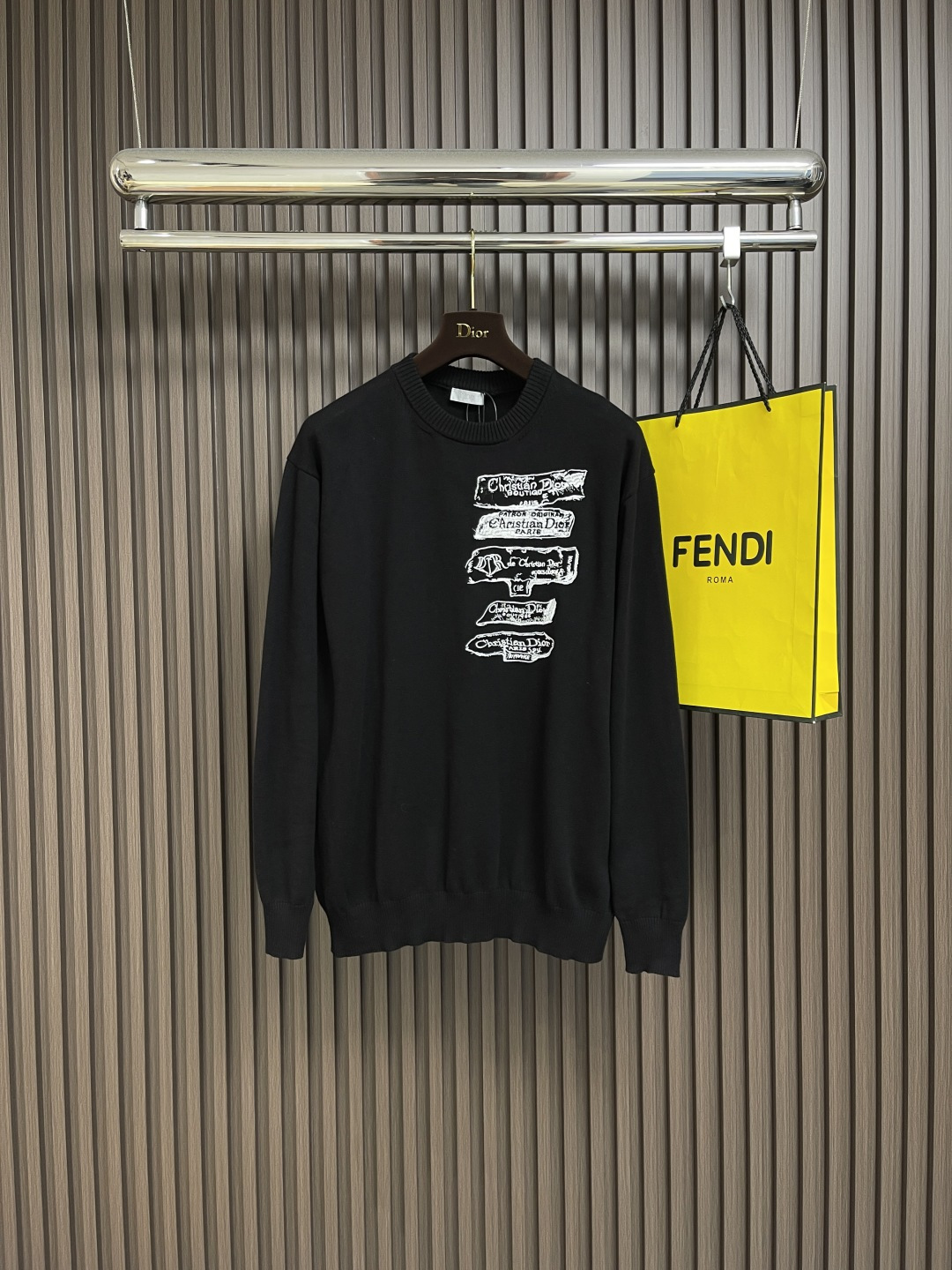 NO:498176,DIOR embroidered logo wool sweater is made of 55% Meinu wool and 45% cotton long cotton yarn. The high content of wool makes the feel softer and the upper body is very comfortable. The embroidery uses flat embroidery, and the chest is decorated with archive logo embroidery. The embroidery effect is more delicate. Each pattern and line is perfect, with a number of needles about 16,000 needles!  Washing water to remove impurities, and fix the style of clothes at the same time. It is difficult to deform after washing after the second time. Size S-XL, dior, alexander wang19860909DIOR 刺绣标识羊毛针织衫,采用55％美丽奴羊毛和45％棉长棉纱制作,高含量羊毛使手感为加柔顺,上身舒适度非常强,刺绣采用平面刺绣,胸前饰以档案标识刺绣,采用进口田岛机做出刺绣效果更加细腻,每一条纹路与线条都完美,针数约16000针！成衣洗水去除杂味,同时固定版型衣服,二次晒洗不易变形,尺码S-XL,,dior,alexander wang,Men's clothing