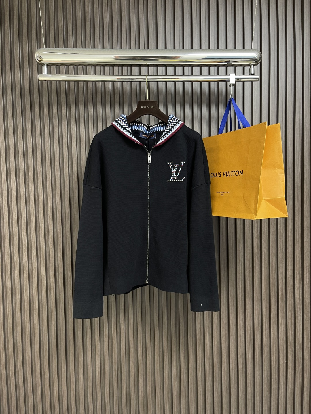 NO:502659,LV plaid collar patch knit jacket, which uses customized knitted fabric, the fabric is comfortable and soft, skin-friendly and breathable, and the plaid collar design is made of organic cotton knitted fabric, and the chest is decorated with plaid brand logo patches. The original mold-opening custom hardware is straight and delicate, the overall wiring is comfortable and soft, and the color is consistent and there is no color difference. It can be matched with the same style to create a fashionable look, and control various occasions, custom auxiliary materials, complete three standards, the same style for men and women!  Size S-XL, louis vuitton, jackets & coats,alexander wang19860909LV 格纹衣领贴饰针织夹克,采用定制针织面料,面料舒适柔软,亲肤透气,格纹衣领设计,采用有机棉针织面料,胸前饰以格纹品牌标识贴饰点缀,原版开模定制五金,整体走线平直细腻,面料舒适柔软,颜色一致无色差 能与同款搭配营造时尚造型,驾驭各种场合,定制辅料,三标齐全,男女同款！尺码S-XL,,louis vuitton,jackets & coats,alexander wang,Men's clothing