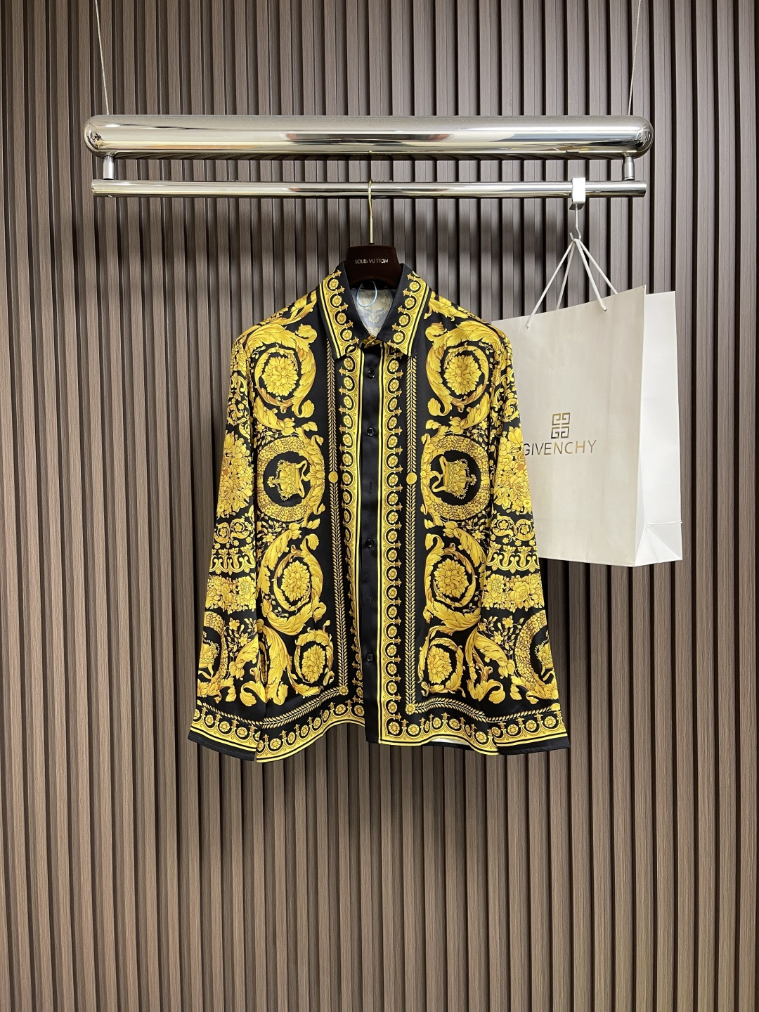 NO:461408,Versace Palace style digital printed long-sleeved shirt, customized fabric, breathable and comfortable, finely crafted, impeccable details, customized logo lettering buttons, complete three marks. Brand elements design concept reflect high quality. The feel is delicate and soft!  It is casually cut, with a great upper body style!  Size S-XL, versace, versace, shirts, alexander wang19860909versace范思哲 宫廷风数码印花长袖衬衫,定制面料 透气舒适度高,精工制作,细节处理完美无可挑剔,定制logo刻字纽扣,三标齐全.品牌元素设计理念,体现高品质.手感细腻柔软！呈现休闲裁剪,上身版型超赞！尺码S-XL,,versace,versace,shirts,alexander wang,Men's clothing