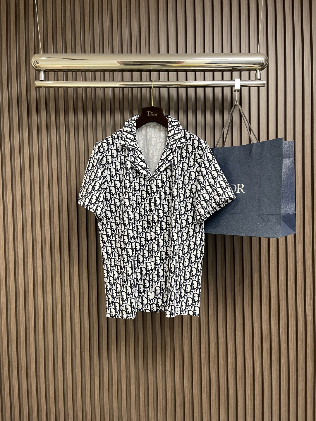 NO:461350,Tops Shorts DIOR 2025SS Summer New Short Sleeve Shirt Shorts Set Customized Satin Silk Fabric Printing with Israeli Imported Kangli Digital Printing Machine Printing EU SGS Environmentally-Certified Imported Ink Full-frame LOGO Jacquard Design Size M-3XL,,dior,shorts,shirts,T-shirt,alexander wang19860909上衣 短裤 DIOR 2025SS夏季新款短袖衬衫短裤套装 定制缎面丝面料 印花采用已色列进口康丽数码印花机印刷 欧盟SGS环保认证进口墨水 全幅LOGO提花设计 尺码M-3XL,,dior,shorts,shirts,T-shirt,alexander wang,Men's clothing