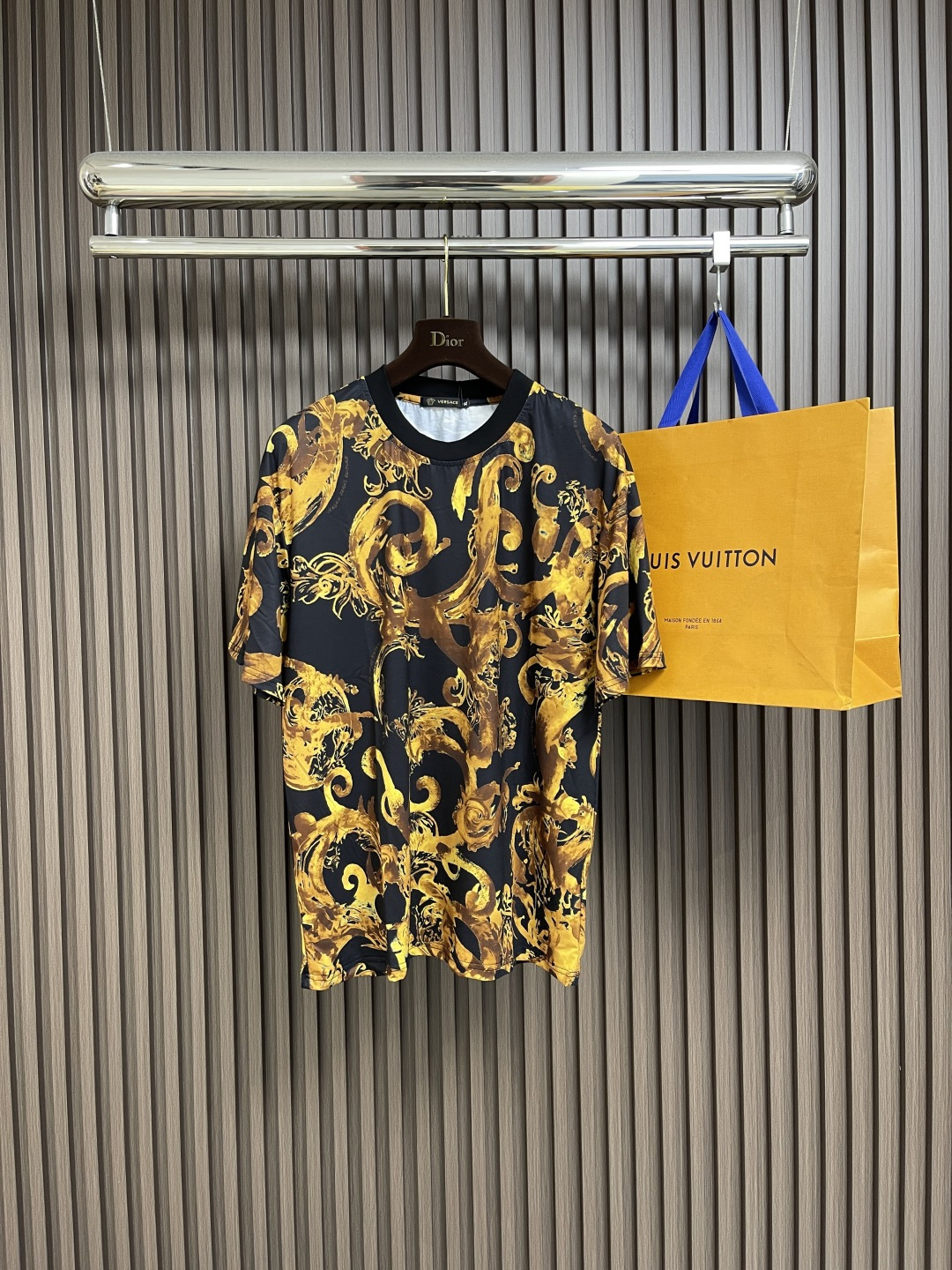 NO:461375,Top Shorts Versace BAROCCO short-sleeved T-shirt shorts suit, decorated with the brand's iconic Barocco print, a beloved brand logo with leaves of thistle plant. Barocco print. Size M-3XL, versace, versace, shorts, T-shirt, tees, t-shirt, alexander wang19860909上衣 短裤 versace范思哲 BAROCCO短袖T恤短裤套装,饰有品牌标志性的Barocco印花,一种深受喜爱的品牌标识,饰有叶蓟属植物叶片.Barocco印花.尺码M-3XL,,versace,versace,shorts,T-shirt,tees，t-shirt,alexander wang,Men's clothing