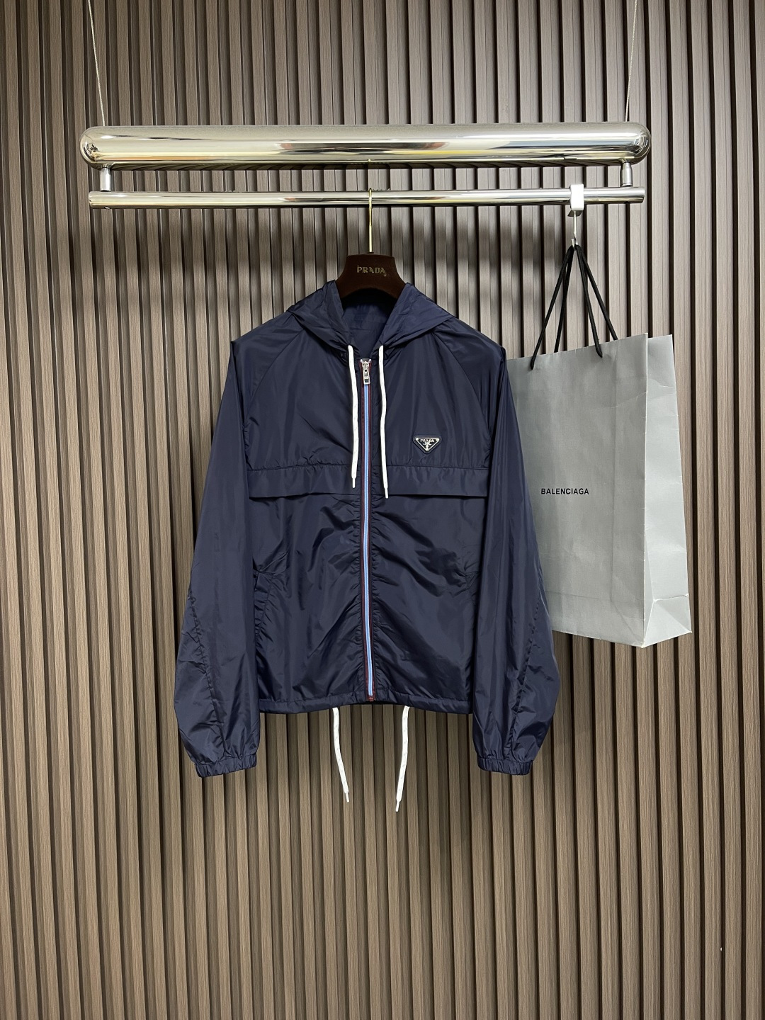 NO:510809,Prada 2025ss new zippered hooded jacket, a short jacket inspired by technology, has a light, sporty design and reinterprets functional details in a sophisticated style. The garment is made of recycled nylon, a symbolic Prada series material that embodies the innovative and modern characteristics of the style. Size S-XXL, prada, jackets & coats, jackets & coats, hats, alexander wang19860909Prada 2025ss新款拉链连帽外套,受科技服饰启发的短夹克具有轻盈、运动的设计,并以精致的风格重新诠释了功能性细节.该服装采用再生尼龙制成,这是一种象征性的Prada系列材料,体现了风格的创新和现代特性.尺码S-XXL,,prada,jackets & coats,jackets & coats,hats,alexander wang,Men's clothing