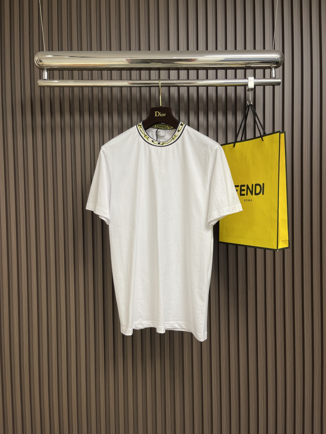 NO:461305,Dior 2025SS new co-branded jacquard threaded collar short-sleeved T-shirt, carefully crafted from cotton jersey fabric, with the ribbed neckline embellished with the co-branded series logo, reinterpreted in graphic style. The logo can be matched with the wear of the co-branded series to create a delicate look. Size S-XL,,dior,T-shirt,tees,t-shirt,alexander wang19860909Dior 2025SS新款联名提花螺纹领短袖T恤,采用棉质平纹针织面料精心制作,罗纹领口饰以联名系列标志,以图形风格重新诠释 标志.可搭配该联名系列的穿着,打造精致造型.尺码S-XL,,dior,T-shirt,tees，t-shirt,alexander wang,Men's clothing