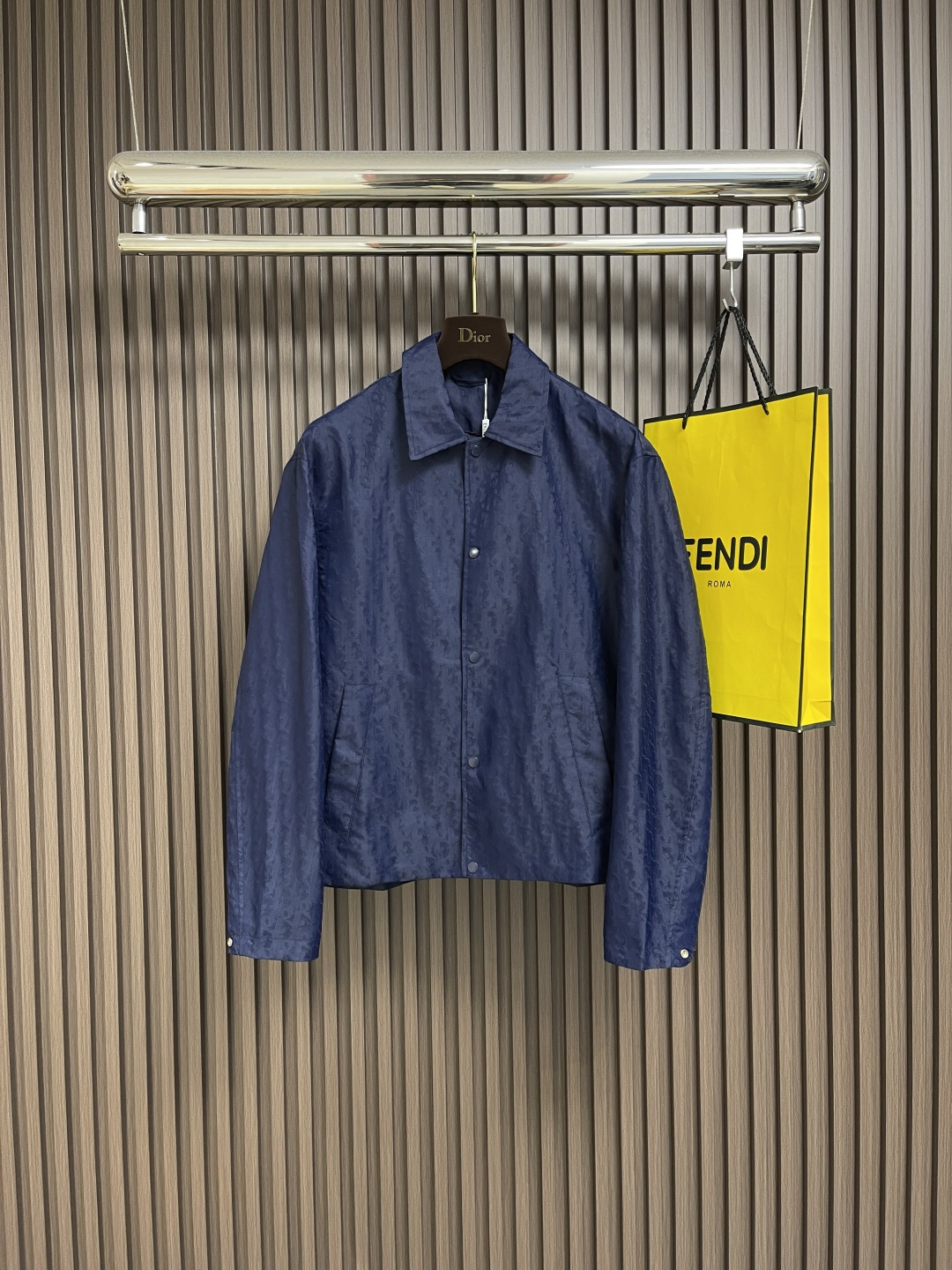 NO:510807,Dior 2025ss new blue twill fabric Oblique printed jacket jacket.  Digital printed pattern fabric is carefully crafted and matched with lapel design.  Showing casual style, paying attention to matching can create a more exquisite shape, the whole body is decorated with the same color Oblique print, hidden buttons are decorated with the logo hardware snap buttons, the style is very novel and fashionable, and the wear is very comfortable and upscale. Size S-XL,,dior, jackets & coats, jackets & coats, alexander wang19860909Dior 2025ss新款蓝色斜纹面料Oblique印花夹克外套．数码印花纹面料精心制作,搭配翻领设计．彰显休闲风范,注意搭配更能打造精致的造型,通体饰以同色调 Oblique 印花,隐藏式纽扣饰有 标志的五金摁扣,款式非常新颖时尚,穿着非常舒适上档次,尺码S-XL,,dior,jackets & coats,jackets & coats,alexander wang,Men's clothing