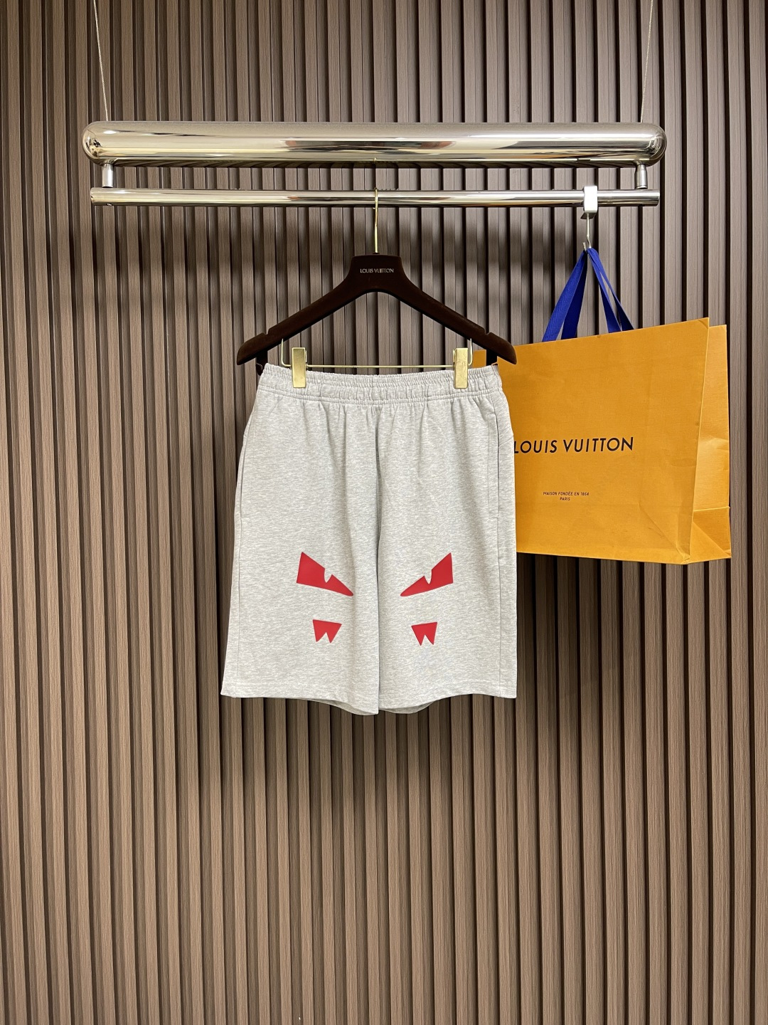 NO:461369,FENDI Little Monster Logo Bermuda Shorts. This shorts are made of customer-supplied fabrics. They weigh 380 grams and are decorated with the eyes of the little monster, and the details are full!  Sports fashion!  Size S-XXL, fendi, shorts, alexander wang19860909FENDI 小怪兽标识百慕大短裤,本款短裤选用客供面料打造,380克重,以小怪兽眼睛点缀,细节拉满！运动时尚！尺码S-XXL,,fendi,shorts,alexander wang,Men's clothing
