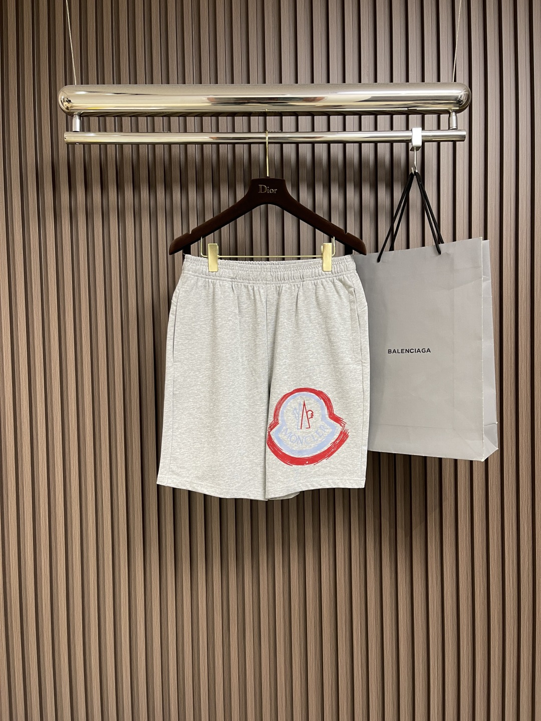 NO:510813,Moncler 2025ss summer new casual shorts, recommended for men and women!  High-end custom large wool coil pure cotton 380g fabric.  Breathable, elastic and comfortable, impeccable details, top-level auxiliary materials, original logo design concept for the front legs, delicate and soft feel!  The upper body style is excellent!  Size S-XXL, shorts, alexander wang19860909Moncler 2025ss夏季新款休闲短裤,男女同款推荐！高级定制大毛线圈纯棉380g面料．透气弹力舒适度极高,细节无可挑剔,顶级辅料配备,腿前原版logo设计理念,手感细腻柔软！上身版型超赞！尺码S-XXL,,shorts,alexander wang,Men's clothing