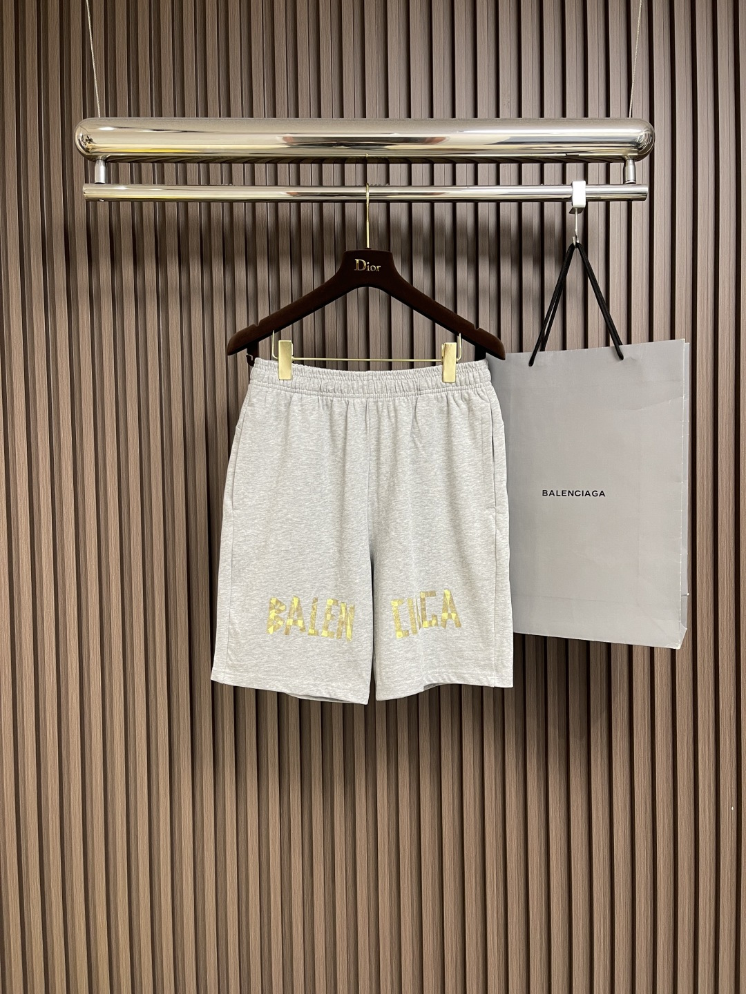 NO:453124,Balenciaga 2025ss classic five-point loose silhouette shorts, classic ceiling-level style, and a must-have for everyone!  !  The classic style is really about the details of the fabric!  !  Top-grade ordered dyed original beef tripe cotton dyed fabric!  !460g ultra-high gram weight ensures the skin-friendly performance of the fabric!  !  The environmentally friendly original version is consistent and meticulously printed, with perfect small details meticulous!  Size S-XXL, balenciaga, shorts, alexander wang19860909Balenciaga 2025ss经典款五分宽松廓形短裤,天花板级别的经典款,万年青短裤人手必入！！经典的款实打实就是玩面料细节！！顶级订染原版牛肚棉染色面料！!460g超高克重同时保证了面料的亲肤性能！！环保原版一致缜密小印花,完美小细节一丝不苟！尺码S-XXL,,balenciaga,shorts,alexander wang,Men's clothing