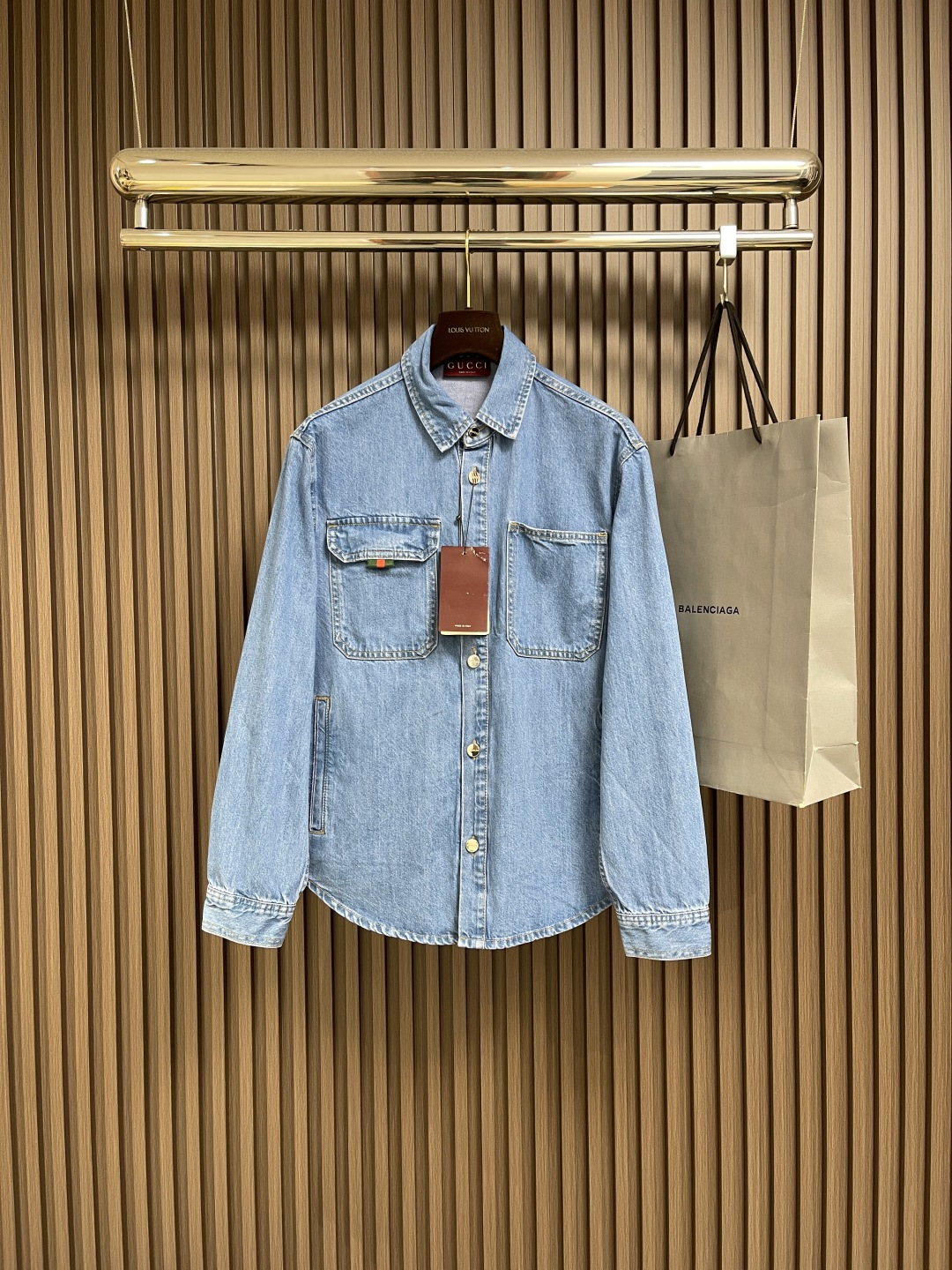 NO:461300,GUCCI 2025SS new loose-fit denim jacket, this is GUCC's new tannin clothing, adding charm to daily style with implicit and restrained details. This loose-fit is made of certified cotton denim fabric, with red and green webbing details embellished in the pockets, showing a unique style. It is more suitable for matching with the same style, sizes 46-52, gucci, jackets & coats, alexander wang19860909GUCCI 2025SS新款宽松版型牛仔外套,这款是GUCC焕新演绎丹宁服饰,以含蓄内敛的细节为日常造型平添魅力.这款宽松版型以认证棉质丹宁面料匠心打造,口袋处缀饰红绿织带细节,尽显别样风采.与同款搭配更配,尺码46-52,,gucci,jackets & coats,alexander wang,Men's clothing