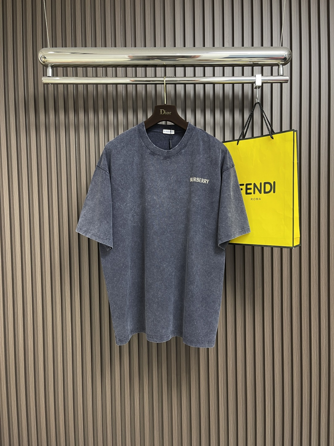 NO:461313,Burberry's new war horse logo printed wash blue short-sleeved T-shirt, classic never out of date, iconic war horse elements, encountering old washing blue, this short-sleeved short-sleeved item is destined to become a treasure item in the closet!  High-weight knitted cotton fabric is thick and crisp but not soft and skin-friendly. Each inch of the fabric has been finely polished. You can feel the solid weight when you start with it, but there is no sense of heavy constraint. The unique washing process gives the blues of different shades of fabrics, not monotonous solid color, but washing blue with natural texture changes. The front chest is exquisitely presented with Bur letter logo, simple and low-key but hidden brand style; the back is equipped with a big move, and the classic war horse pattern is matched with rope borders, three-dimensional and eye-catching, inheriting the classic brand elements. Size XS-L, burberry, T-shirt, tees, t-shirt, alexander wang19860909Burberry 新款战马logo印花水洗蓝短袖T恤,经典永不过时,标志性战马元素,邂逅做旧水洗蓝,这款短袖注定成为衣橱里的宝藏单品！选用高克重针织棉面料,厚实挺括却又不失柔软亲肤性,每一寸面料都经过精细打磨,上手能感受到扎实的分量,却不会有厚重束缚感.独特水洗工艺赋予面料深浅不一的蓝调,不是单调的纯色,而是有着自然纹理变化的水洗蓝.正面胸口精致呈现 Bur字母标识,简约低调却暗藏品牌格调；后背放大招,经典战马图案搭配绳索边框,立体又醒目,传承品牌经典元素.尺码XS-L,,burberry,T-shirt,tees，t-shirt,alexander wang,Men's clothing