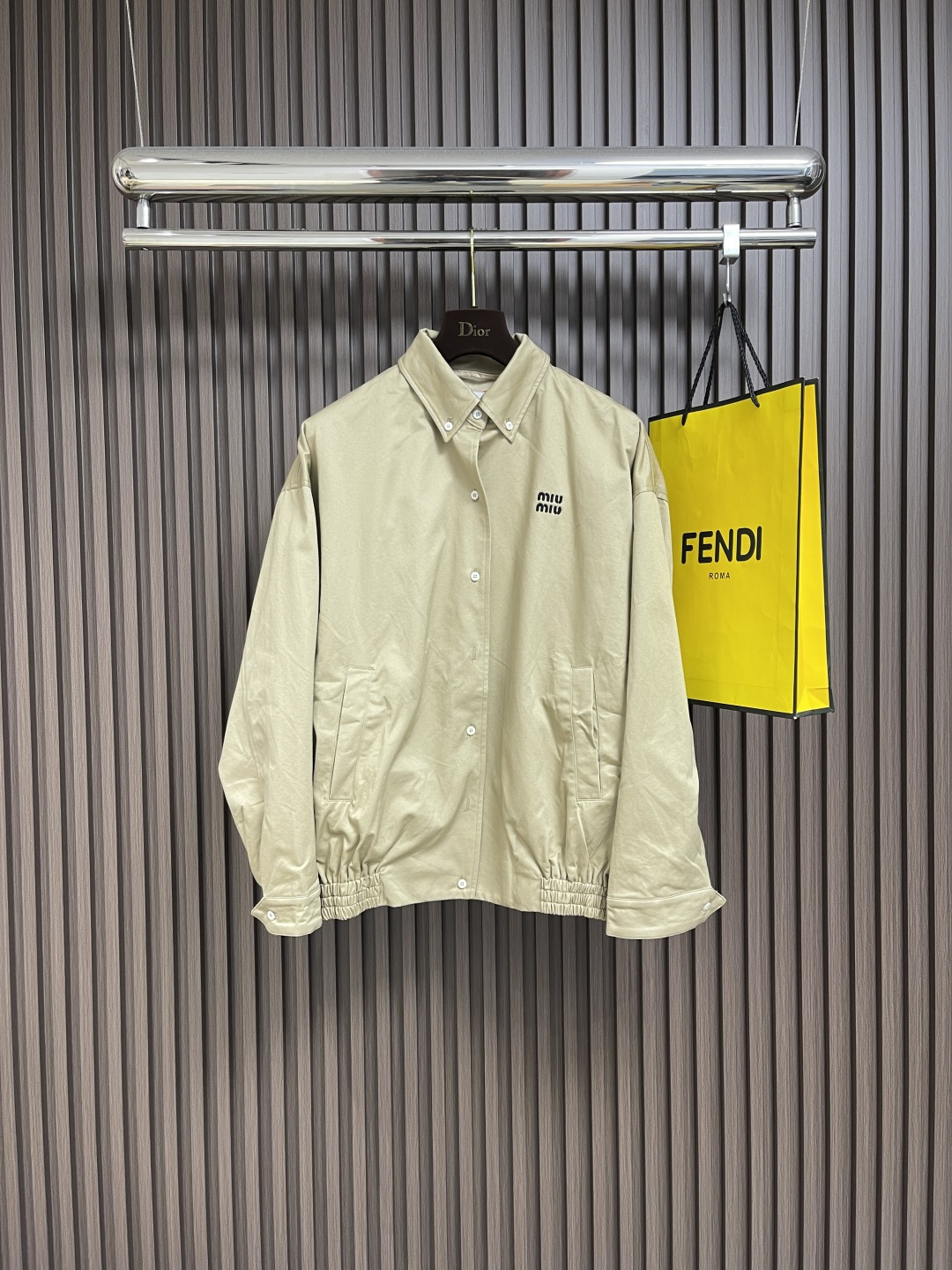 NO:510817,MiuMiu embroidered button jacket Customized dyed double-screw pattern luxury materials and cotton-shiny silk-patterned lining. Warm and mellow, soft and smooth, comfortable skin. Khaki as the background. Soft and unrevealed. The embroidered MiuMiu letter logo in the wardrobe is like a secret noble badge. Simple but recognizable. The tightening design of the hem adds a bit of playful and flexible classic button shirts. The casual and unrestrained jacket. A unique and charming fashion masterpiece came into being, using imported machine embroidery technology. Use advanced computer control systems and precision mechanical components to achieve MiuMiu embroidery operations. High precision. The lines are smooth and delicate. The template opens the bag. The preset template guides the position of the bag. Shape and size.  Accuracy ensures the quality of the bag opening effect. The hem is made of a three-needle waist puller machine at one time. The machine's special needle position and feeding mechanism sew the elastic band and the fabric together in the same process. The three-needle design is more firm and can evenly distribute the pressure to ensure that the elastic band and the fabric are closely matched. Size 36-38-40-42 S-XL,,miumiu,jackets & coats,jackets & coats,shirts,alexander wang19860909MiuMiu 刺绣系扣式夹克外套 定制定染双梭幻纹奢料 以及棉韵天丝素纹里衬布 温润醇厚 柔软丝滑 舒适贴肤 以卡其色为底色 柔和且不张扬 衣间的刺绣MiuMiu字母徽标 如同一枚隐秘的贵族徽章 简约却极具辨识度 下摆收紧设计 增添了几分俏皮与灵动经典系扣式衬衫的优雅邂逅夹克的随性不羁 一件独具魅力的时尚佳作应运而生,采用进口机刺绣工艺 使用先进的计算机控制系统和精密的机械部件 实现MiuMiu刺绣作业 精度高 线条流畅而细腻,模版机开袋 预设的模板来指导开袋的位置 形状和大小 精确性确保了开袋效果质量,下摆采用三针像筋拉腰机一次而成 利用机器的特殊针位和送料机构 将松紧带与布料在同一工序中缝合在一起 三针的设计更加牢固 能够均匀地分布压力 确保松紧带与布料紧密贴合.尺码36-38-40-42 S-XL,,miumiu,jackets & coats,jackets & coats,shirts,alexander wang,Men's clothing