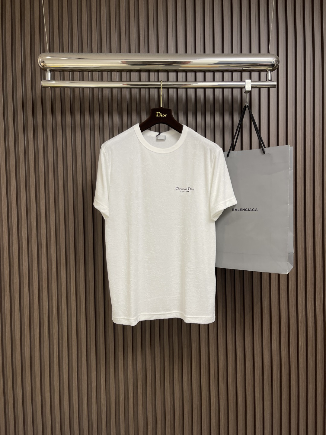 NO:461348,Dior 2025SS new terry cloth short-sleeved T-shirt, this Cistian Couture shirt is a new product in the 2025 autumn series, paying tribute to inheritance. It is carefully crafted with cotton terry fabric, and the chest is decorated with the classic Cistian Couture logo to enhance the style. The style is classic, and can be matched with various styles of the series or easily. Sizes S-XL,,dior,T-shirt,tees,t-shirt,alexander wang19860909Dior 2025SS新款毛巾布短袖T恤,这款Cistian Couture恤是二零二五秋季系列新品,致敬 传承.采用棉质毛圈面料精心制作,胸前饰以经典的 Cistian Couture 标志提升格调.款式经典,可与该系列的各式或轻松搭配.尺码S-XL,,dior,T-shirt,tees，t-shirt,alexander wang,Men's clothing