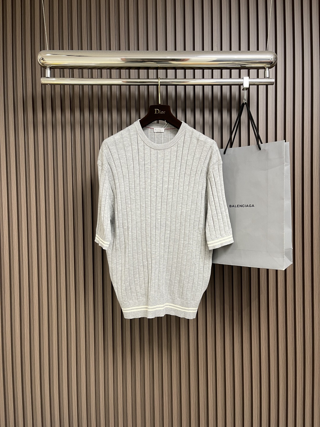 NO:461354,BC 2025ss new knitted short-sleeved T-shirt, simple style. The linen and cotton flat rib knitted finish presents a faint natural pattern, which forms a beautiful contrast with the contrasting color and edges of the cuffs and hem, allowing you to show your temperament in spring and summer. The standard style enhances the comfort of wearing. Sizes S-M-L, brunello cucinelli, T-shirt, tees, t-shirt, alexander wang19860909BC 2025ss新款针织短袖T恤,简约风格.麻棉平罗纹针织饰面上呈现出淡淡的自然斑纹,与袖口、下摆的撞色收边形成精美对比,让您在春夏季可以Brunello Cucinelli的纯正风格彰显气质.而标准版型则提升了穿着的舒适感.尺码S-M-L,,brunello cucinelli,T-shirt,tees，t-shirt,alexander wang,Men's clothing