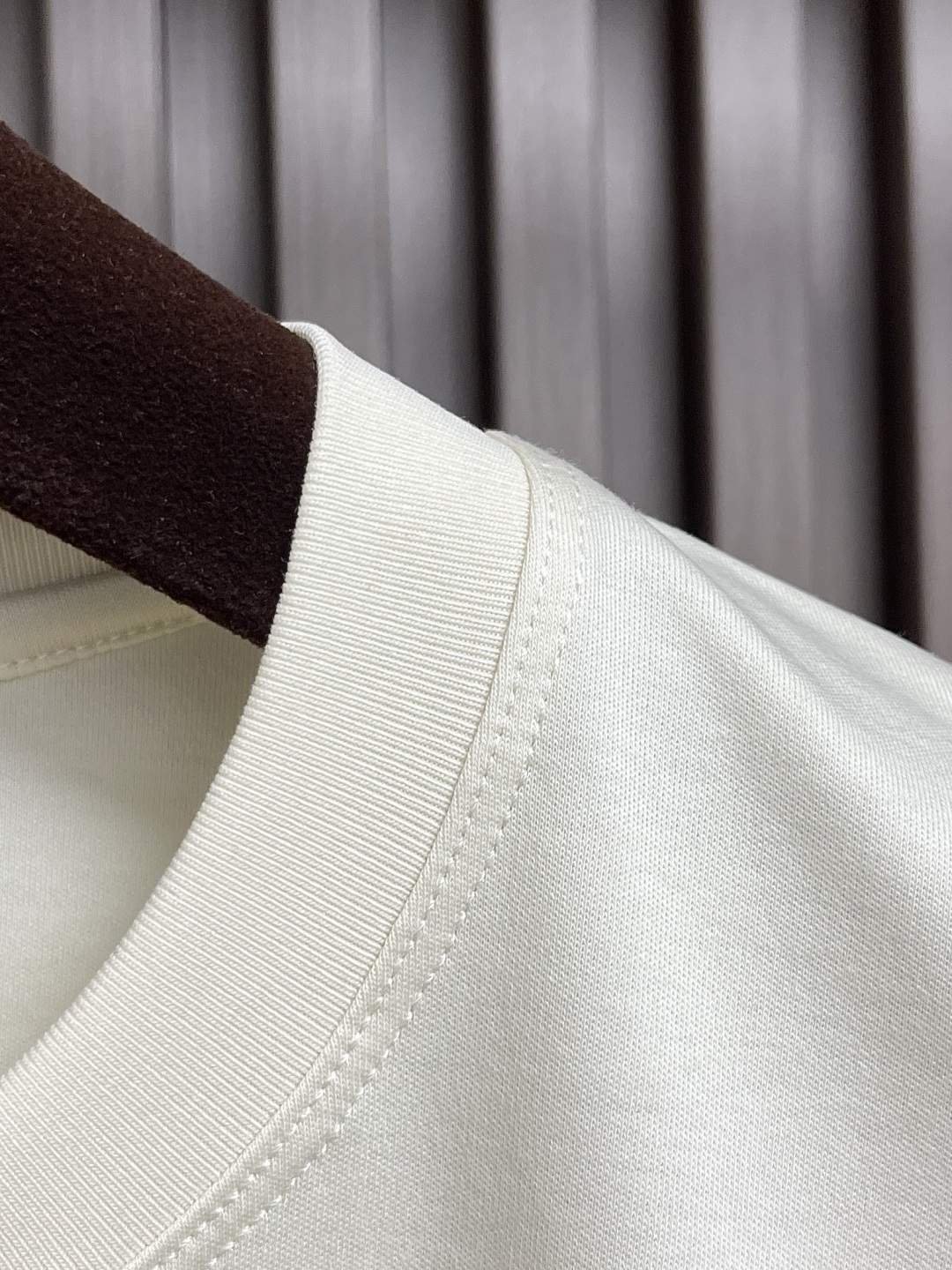 Brioni Logo Embroidered Short Sleeve T-shirt: Comfortable, Stylish, and Versatile Leisurewear - 图片 9