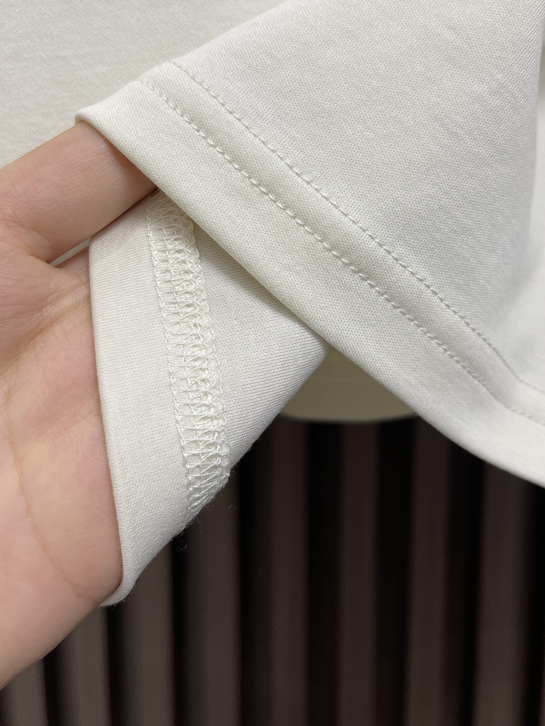 Brioni Logo Embroidered Short Sleeve T-shirt: Comfortable, Stylish, and Versatile Leisurewear - 图片 4