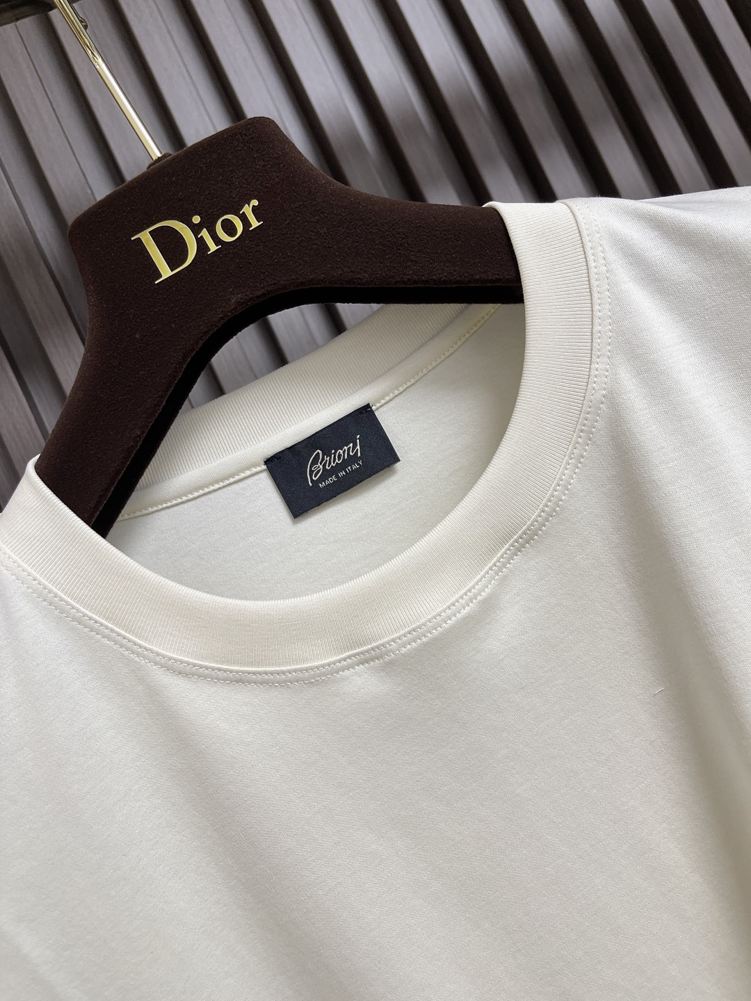 Brioni Logo Embroidered Short Sleeve T-shirt: Comfortable, Stylish, and Versatile Leisurewear - 图片 6