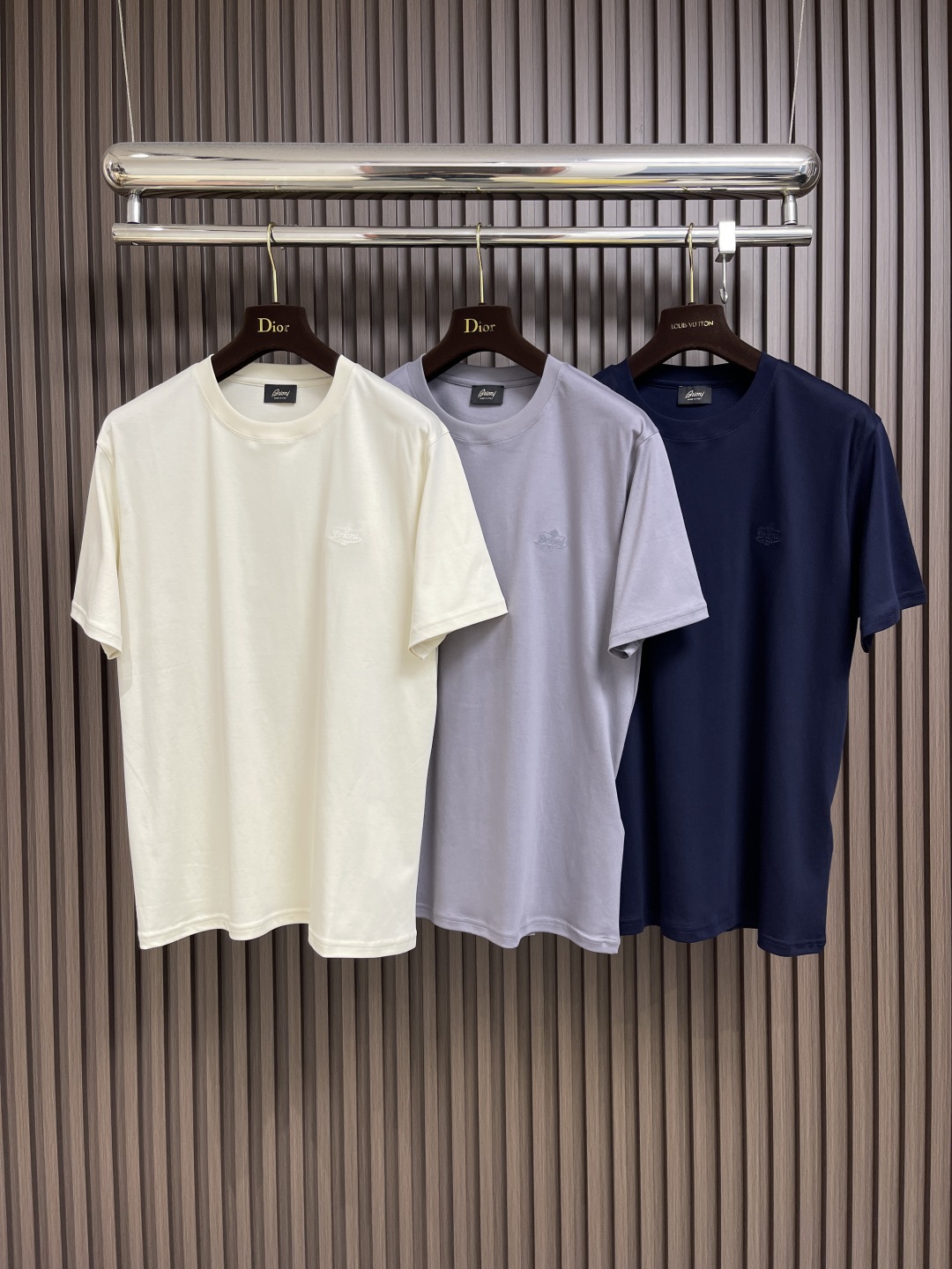 Brioni Logo Embroidered Short Sleeve T-shirt: Comfortable, Stylish, and Versatile Leisurewear - 图片 3