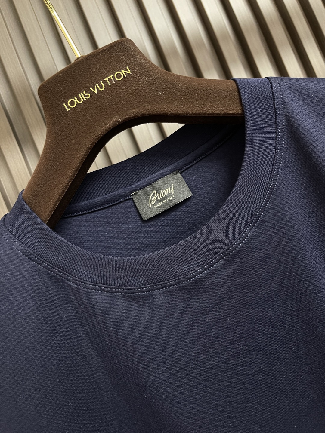 Brioni Logo Embroidered Short Sleeve T-shirt: Comfortable, Stylish, and Versatile Leisurewear - 图片 6