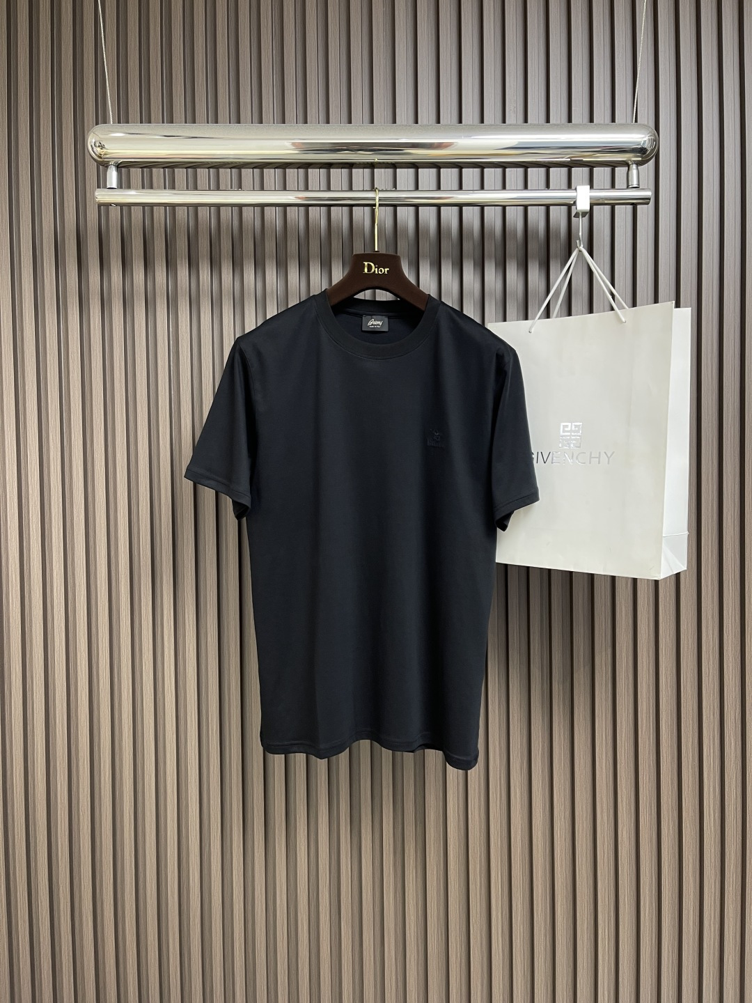 NO:461423,Brioni Tiansi cotton T-shirt, a high-end, luxurious and platinum-grade classic basic T-shirt. The whole body design perfectly integrates Italian aesthetics, inherits the genes of the bri family, takes the minimalist route, is both solemn and harmonious, conforms to the modern urban aesthetics, and is decorated with a classic brand logo on the chest, created with exquisite embroidery, which is a soul-like existence, and strongly boasts the brand identity!  Customer-supplied high-end imported garments, fixed-woven silk cotton, Italian old-fashioned workshops, garments process fixed-woven and dyed, extremely luxurious and special materials, all of which are excellent in fabric properties, and are treated with merceration technology. The fabric has extremely high gloss, delicate and natural mesh structure, perfect comfort and breathability, and the touch experience is self-evident, luxurious and ultimate enjoyment!  The color matching is light and versatile, suitable for everyday outfits, and the mixing and matching are extremely compatible with very high space. You can use business commuting and leisure on any occasion. The upper body is elegant and has a strong sense of temperament. It is a high attendance item for wardrobe, and everyone has one!  Size M-XXL, tees, t-shirt, alexander wang19860909Brioni布莱奥尼 天丝棉t恤,高端奢华且白金级的一款经典基础款t恤t恤衫.通体的设计完美融合意式美学,且传承了bri家族的基因,走极简主义的路线,亦庄亦谐,符合现代都市审美,胸前饰有经典品牌标识,以精美刺绣体打造,属于灵魂式的存在,有力标榜了品牌身份！客供高级进口成衣定织天丝棉,意大利老牌工坊成衣工序定织定染,极为奢华特殊的材质,面料属性皆为上乘,采用丝光工艺处理,面料光泽度极高,网眼结构细腻自然,舒适性与透气性完美兼备,触感体验不言而喻,奢华极致享受！配色轻熟百搭,符合日常各种穿搭,混搭兼容空间极高,驾驭任何场合,商务通勤与出街休闲皆可,上身儒雅气质感极强,属于衣橱高出勤率单品,人手一件！尺码M-XXL,,tees，t-shirt,alexander wang,Men's clothing