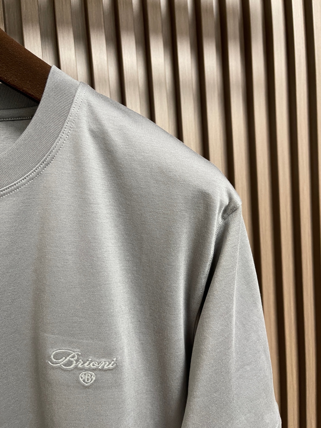 P650 Men’s Round Short Sleeves T-shirt: Comfortable, Stylish, and Versatile - 图片 4