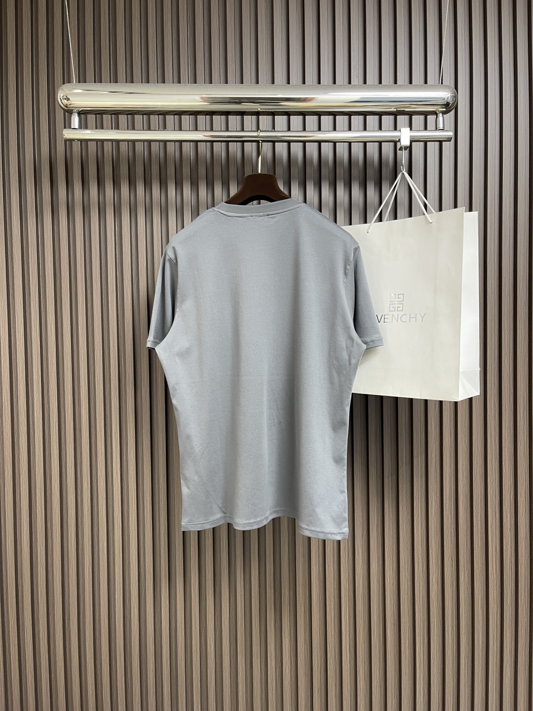 P650 Men’s Round Short Sleeves T-shirt: Comfortable, Stylish, and Versatile - 图片 2
