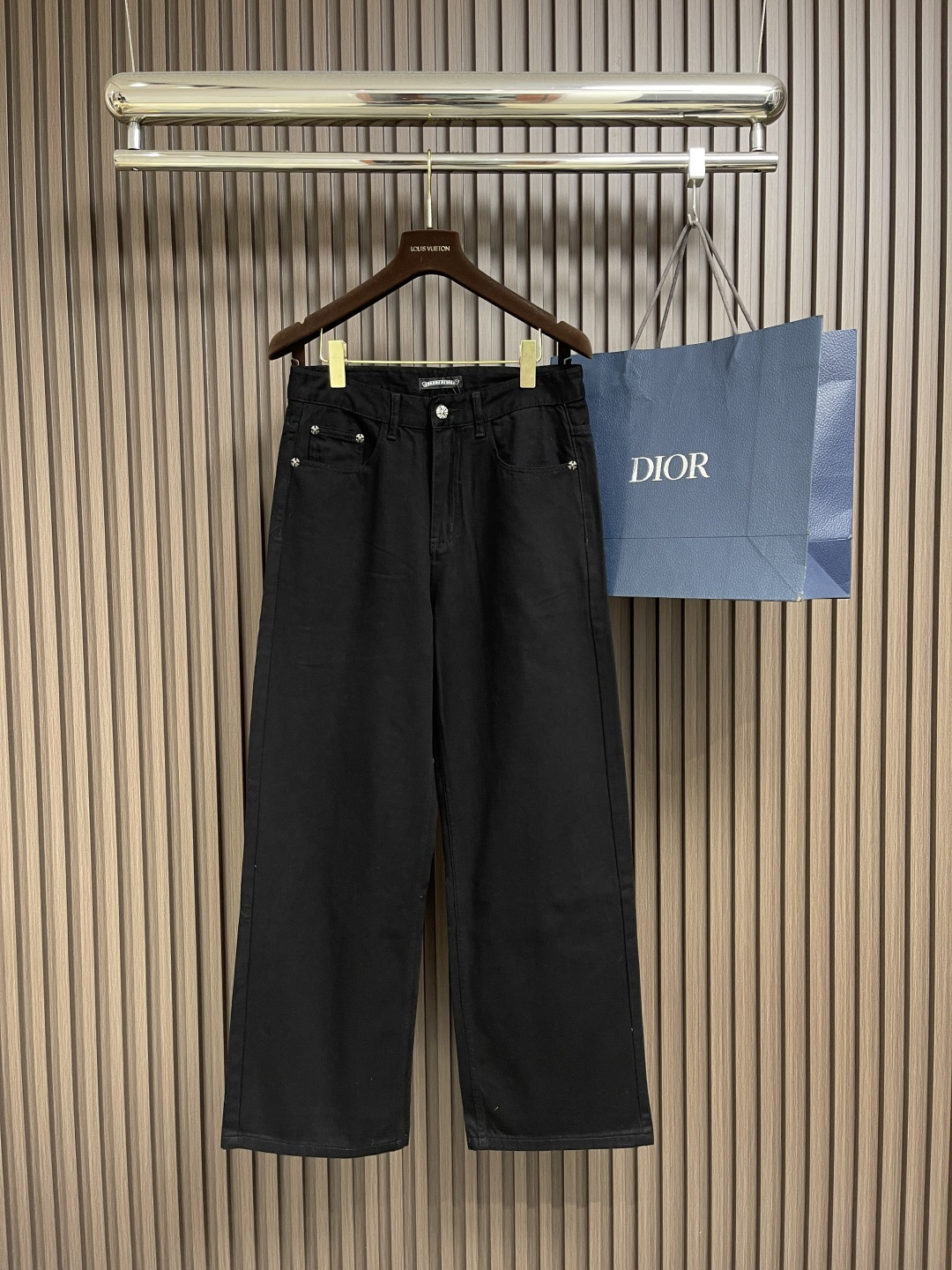 NO:495739,Chrome Hearts CH Croxin City Limited Jeans, using vintage levis, American production 501 505 517 base remake, American production 501 base imported sheepskin 925 silver jewelry remake, overall line is straight and delicate, the fabric is comfortable and soft, the color is consistent and colorless. It can be matched with the same style to create a fashionable look, and control various occasions. Size S-3XL, chrome hearts, chrome hearts, jeans, sheepskin, alexander wang19860909Chrome Hearts CH克罗心城市限定牛仔裤,采用vintage levis 美产501 505 517 底版remake,美产501底版 进口羊皮 925银饰remake,整体走线平直细腻,面料舒适柔软,颜色一致无色差 能与同款搭配营造时尚造型,驾驭各种场合.尺码S-3XL,,chrome hearts,chrome hearts,jeans,sheepskin,alexander wang,Men's clothing