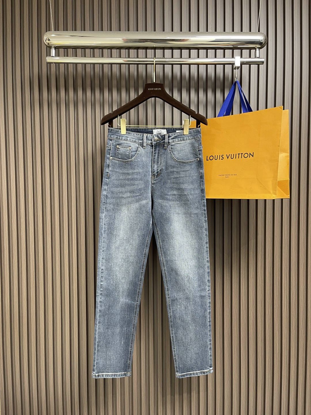 NO:495745,Hermes brand logo multi-washed jeans. The trouser style and tailoring need no more words. The upper body is exquisite and vivid, and the true first-class top-quality material is selected. The most famous denim denim is excellent, soft and comfortable, and has multiple washes, and the color is durable and fashionable. Size 29-40 No 37 39,,hermes,jeans,alexander wang19860909Hermes 品牌标识多重水洗牛仔裤.裤型款式和剪裁亦无需多言,上身精致跃然,真正的一等一顶级质料,选用最有名丹宁牛仔布,品质卓越,柔软舒适,经过多重洗水,色系耐看时尚.尺码29-40 无37 39,,hermes,jeans,alexander wang,Men's clothing