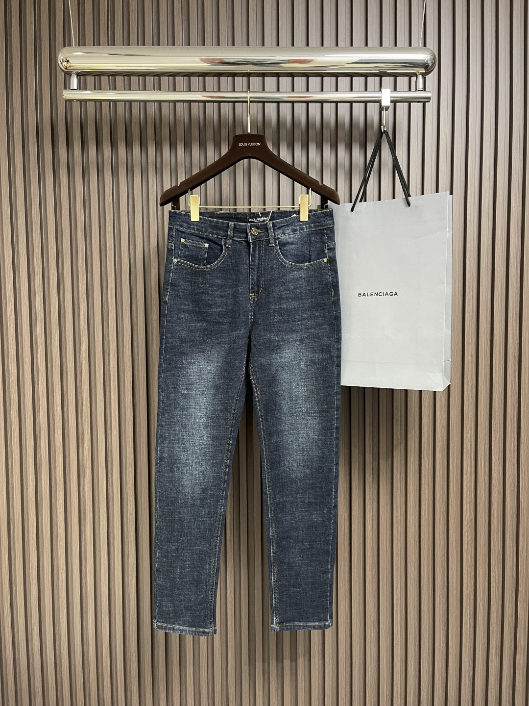 NO:451499,DG 2025SS new logo jeans are suitable for daily life and leisure. The denim fabrics used have been washed, polished and used in multiple processes. The excellent style makes the trousers have a good upper body comfort. This is very important for jeans. The original hardware and accessories are very design-oriented, with full details and workmanship everywhere. Size 29-40 35 No 37 39, jeans, alexander wang19860909DG 2025SS新款标识牛仔长裤,生活休闲日常皆宜.选用的牛仔布料全部经过多道工序洗水、打磨、做旧处理 极好的版型使的裤装有很好的上身舒适度,牛仔裤这点非常非常重要.客供原版五金辅料,极具设计感, 十足的细节、做工之处处到位 .尺码29-40 有35 无37 39,,jeans,alexander wang,Men's clothing