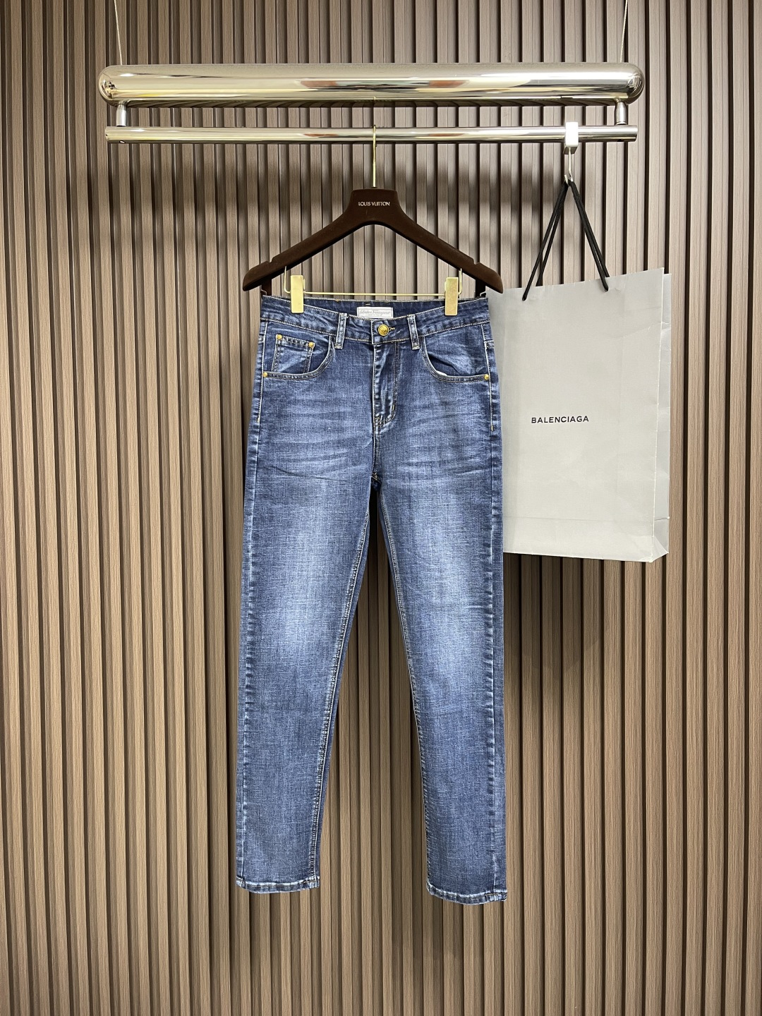 NO:498169,Ferragamo, 2025ss men's business casual jeans, original one-to-one-size custom fabric, light and breathable, complete auxiliary materials, neat wiring of the worker, three-dimensional tailoring, super positive style Size 29-40 No 37 39,,ferragamo,ferragamo,jeans,alexander wang19860909Ferragamo菲拉格慕,2025ss男士商务休闲牛仔裤,原版一比一定制面料,轻薄透气,辅料齐全,车工走线工整,立体剪裁,版型超正 尺码29-40 无37 39,,ferragamo,ferragamo,jeans,alexander wang,Men's clothing