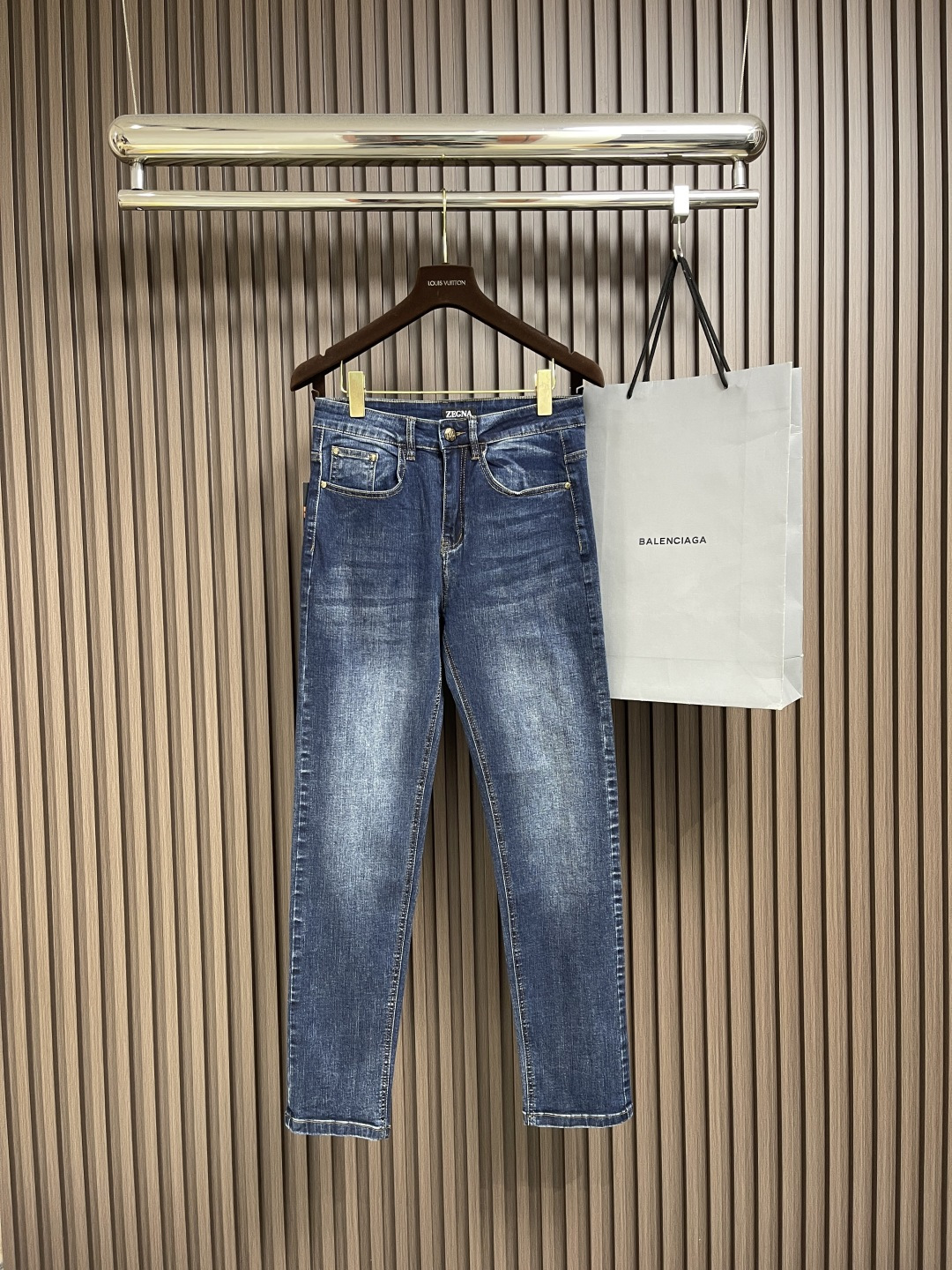 NO:498163,Ermenegildo Zegna 2025SS early spring new product, fashionable and casual jeans, imported original wash elastic fabric, comfortable, breathable and elastic on the upper body, original hardware and auxiliary decoration, extremely high grade, super positive style, simple and easy to match, three standards, full quality order model, full body handsome. Size 29-40 No 37 39,,jeans,alexander wang19860909Ermenegildo Zegna 2025SS早春新品,时尚休闲牛仔裤,进口原版水洗弹力面料,上身舒适透气有弹力,原版五金辅料装饰,档次极高,版型超正,简约易搭配,三标齐全,全品相订单款,上身帅气十足.尺码29-40 无37 39,,jeans,alexander wang,Men's clothing