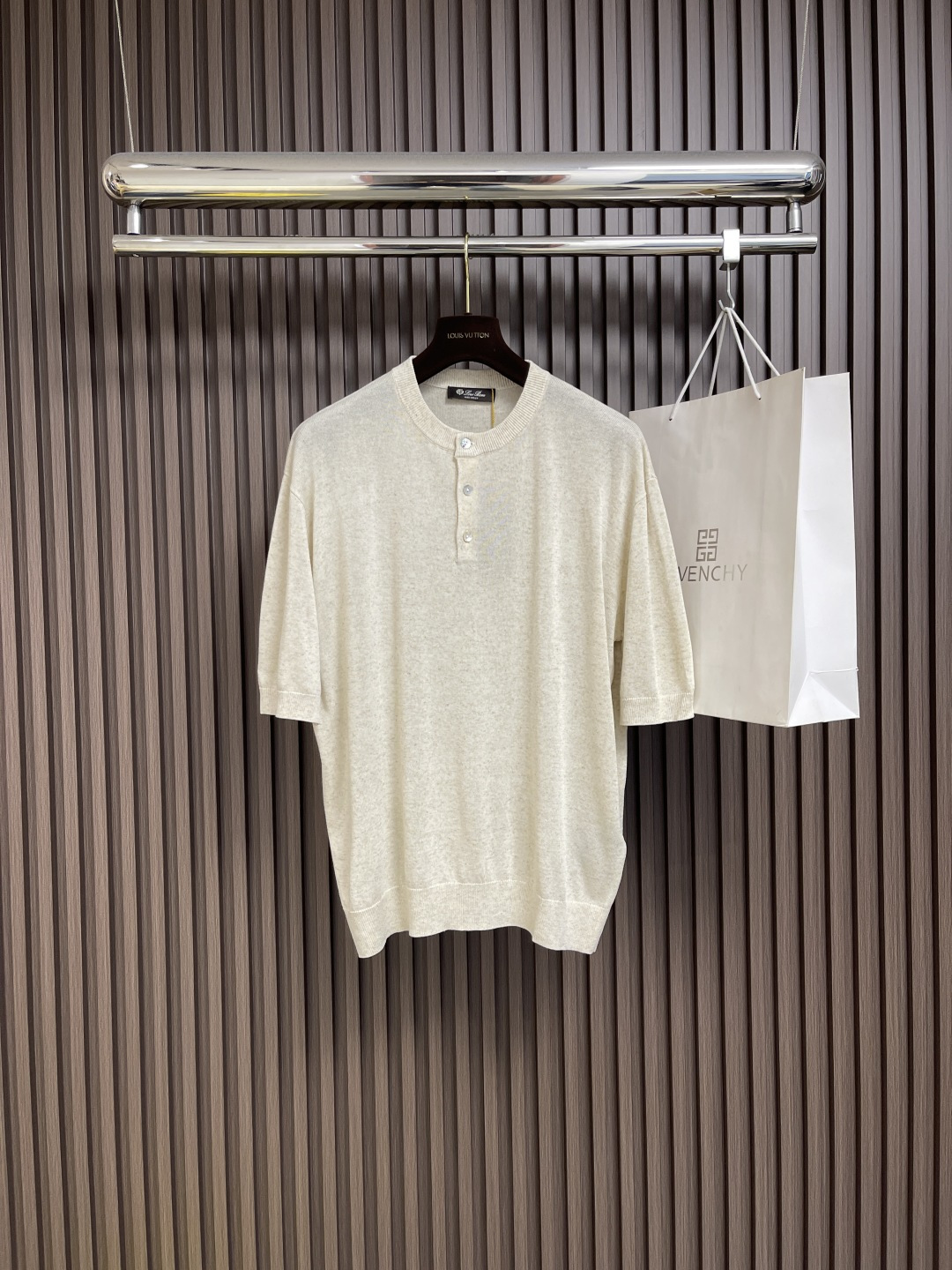 NO:498129,LP Loro Piana wool button POLO shirt, using Stor 7.2-pin machine imported from Germany, uses floating jacquard. The yarn is the same as the original yarn silk. The buttons are hand-polished, and the color is fixed and dyed. The overall line is straight and delicate, the fabric is comfortable and soft, and the color is consistent and has no color difference. It can be matched with the same style to create a fashionable look, and it can be customized for various occasions. It is customized with the three standards, and the same style for men and women!  Size S-M-L, loro piana, loro piana, real silk, alexander wang19860909LP Loro Piana 毛织纽扣POLO衫,使用德国进口斯托尔7.2针型机器采用浮线提花,所采用纱线跟原版纱线真丝含量一致桑蚕丝,手工打磨纽扣,光对色定染,整体走线平直细腻,面料舒适柔软,颜色一致无色差 能与同款搭配营造时尚造型,驾驭各种场合,定制辅料,三标齐全,男女同款！尺码S-M-L,,loro piana,loro piana,real silk,alexander wang,Men's clothing