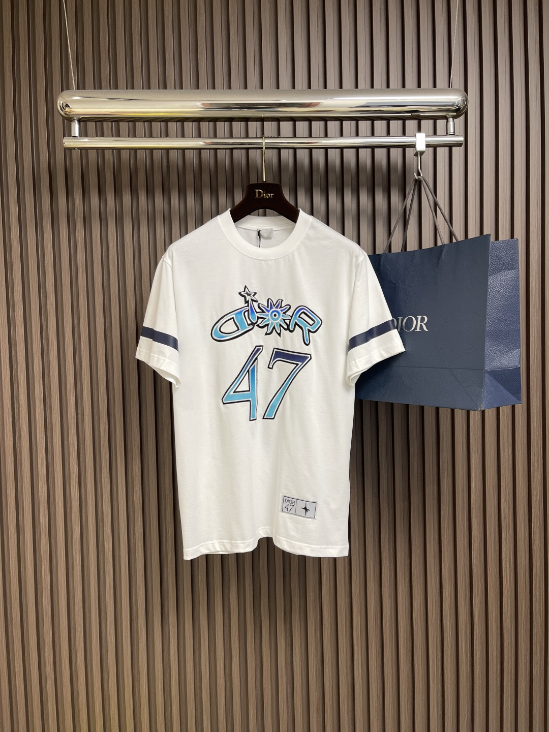 NO:510811,Dior 2025ss new loose fit T-shirt Cotton bamboo jersey fabric This T-shirt is a new product in the 2025 autumn series, from the AND LEWIS HLTON limited series. It is carefully crafted from cotton bamboo jersey fabric, with a multi-color joint series logo on the chest, which reinterprets the logo in graphic style, and the number 47 is a tribute to the historical year. It highlights the sporty silhouette, which can be matched or oversized. Size S-XL, dior, alexander wang19860909Dior 2025ss新款宽松版型T 恤 棉质竹节平纹针织面料这款T 恤是二零二五秋季系列新品,来自 AND LEWIS HLTON 限定系列.采用棉质竹节平纹针织面料精心制作,胸前饰以多色联名系列标志,以图形风格重新诠释 标志,而数字 47是对 富有历史意义的年份致敬.突显运动风格廓形,可搭配或超大版型.尺码S-XL,,dior,alexander wang,Men's clothing