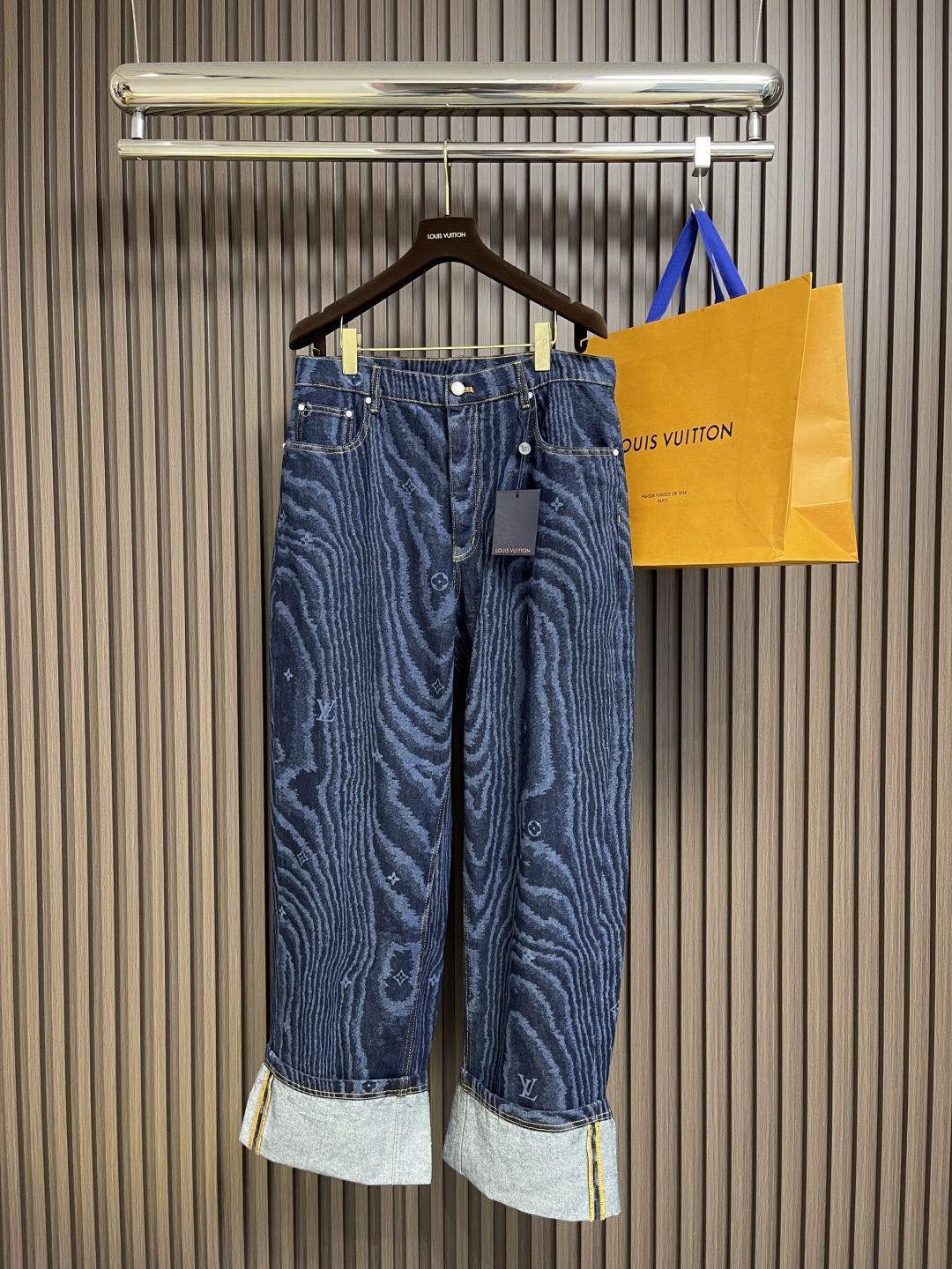 NO:510816,LV wood grain curly jeans, this jeans use printing to depict the LV Moire pattern of the 2025 autumn and winter series, presenting a silky and shiny visual effect. The comfortable skateboard pants configuration complements the flipped legs, and the Damier nubby label and pearlescent rivets add more detailed details. Size 28-30-32-34-36,,louis vuitton, jeans, alexander wang19860909LV 木纹卷边牛仔裤,本款牛仔裤以印花工艺描绘2025秋冬系列的LV Moire 图案,呈现如丝般亮泽的视觉效果.舒适滑板裤构型与翻边裤脚相得益彰,Damier 正绒面革标签和珠光铆钉再添考究细节.尺码28-30-32-34-36,,louis vuitton,jeans,alexander wang,Men's clothing