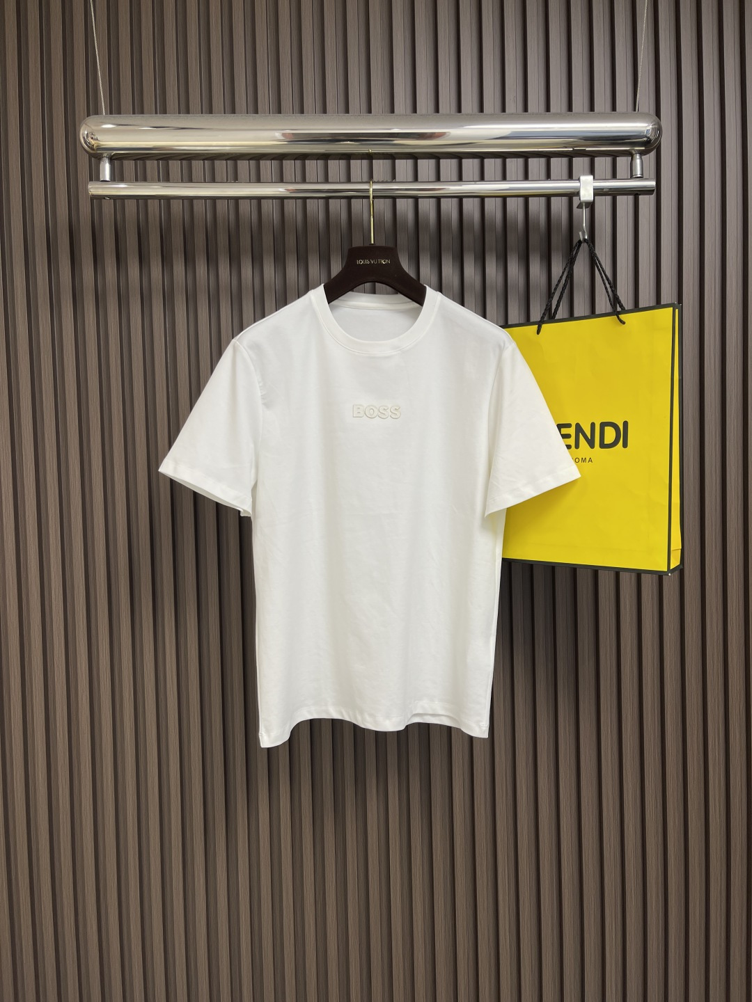 NO:451479,BOSS 2025SS men's jeans logo round neck short-sleeved T-shirt, the young and personalized design is destined to attract attention!  Selected cotton jersey fabrics are made of soft, stylish, comfortable and breathable. The overall high-end temperament is impressed. Any interpretation is perfect. Size M-3XL, T-shirt,tees, t-shirt, alexander wang19860909BOSS 2025SS男士款仔章logo圆领短袖T恤,年轻个性化的设计注定吸睛满满！精选纯棉平针织面料打造,柔软有型舒适透气,整体的高档气质感扑面而来,任意演绎都是完美的存在 .尺码M-3XL,,T-shirt,tees，t-shirt,alexander wang,Men's clothing