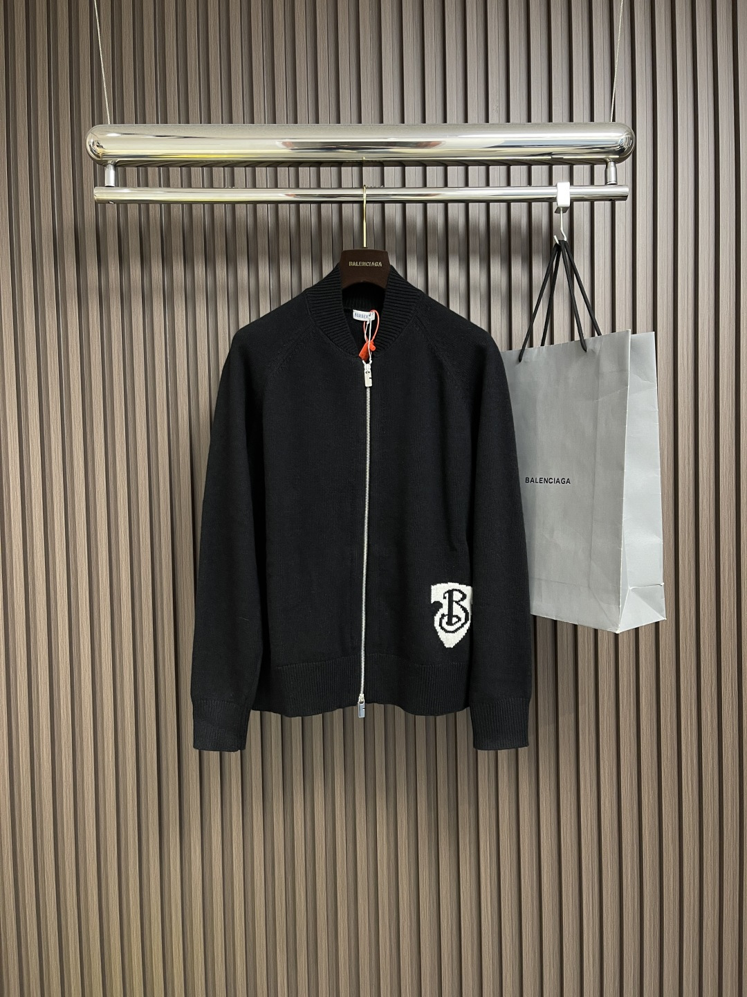 NO:487905,burberry shield zipper knitted sweater jacket, custom wool wool wool, incorporates logo textile design, has good warmth and can keep warm in cold seasons. Integrated with inlay knitting technology, the b-shaped shield design is designed, the pattern is inspired by the equestrian knight logo, giving a simple and modern beauty  A rich visual space. Imported horizontal machine wool textile machine makes colored logo technology, which uses high-quality wool materials such as wool to achieve integrated production of colored logo and fabric through precision knitting technology, accurately controls the tension and weaving density of the yarn, and ensures the clarity and delicateness of the logo pattern. A special machine for wisting of irides and unique production technology, adopts precise needle method and threading technology to ensure the flatness and firmness of the splicing and achieve seamless splicing between the wool. Size S-XL, burberry, jackets & coats, sweaters, alexander wang19860909burberry 盾牌拉链针织毛衣外套,定制羊毛色织毛料,融入了logo纺织设计,具有良好的保暖性,能够在寒冷季节保持温暖.融入嵌花针织工艺演绎的,b字型盾牌设计 了,图案灵感源自马术骑士徽标,赋予简约而现代的美感 富有深意的视觉空间.进口横机毛料纺织机做色织logo技术,将羊毛等优质毛料通过精密的编织技术实现色织logo与面料的一体化生产,精确控制纱线的张力和编织密度,确保logo图案的清晰度和细腻度.挑脚专机来做无明线拼接,精细且独特的制作工艺,采用精密的针法和走线技术,能够确保拼接处的平整度和牢固度,实现毛料之间的无缝拼接.尺码S-XL,,burberry,jackets & coats,sweaters,alexander wang,Men's clothing