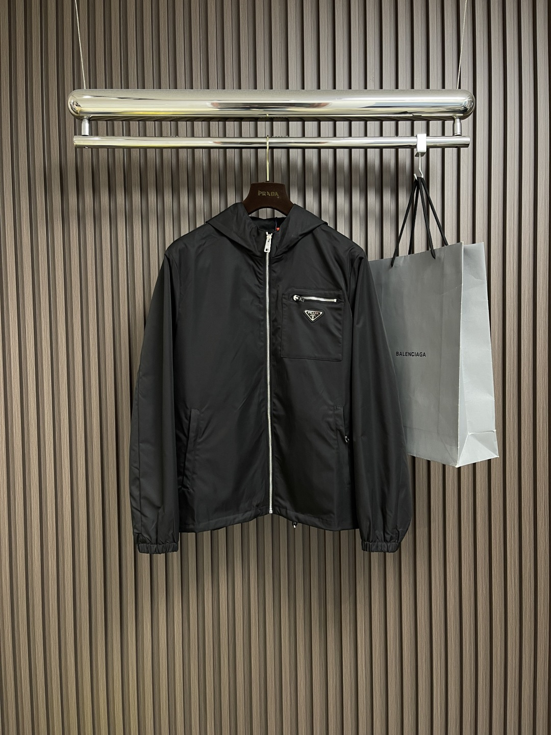 NO:455477,Prada triangular zipper hooded jacket jacket, custom-made velvet brocade twill satin, the iconic Prada triangular plaid embellishes the chest, and the pocket design is cleverly integrated. The human body triangular craftsmanship is returned to the traditional craftsmanship, and the so-called slow work and fine work is respect for the material. The template machine zipper bag, preset templates to guide the position of the zipper bag, shape and size, and accuracy ensures the quality of the pull-out bag effect. Size S-XL, prada, jackets & coats, jackets & coats, hats, alexander wang19860909Prada 三角标拉链连帽夹克外套,定制韵致绒锦斜纹缎料,标志性Prada三角标点缀胸前,加以口袋设计巧妙融合.人体立体裁剪,回归传统工艺手法,通过分割 折叠 抽缩 拉展技术手法,所谓慢工出细活,是对材料的尊重.模板机拉链袋,预设的模板来指导拉链袋的位置 形状和大小,精确性确保了拉袋效果质量.尺码S-XL,,prada,jackets & coats,jackets & coats,hats,alexander wang,Men's clothing