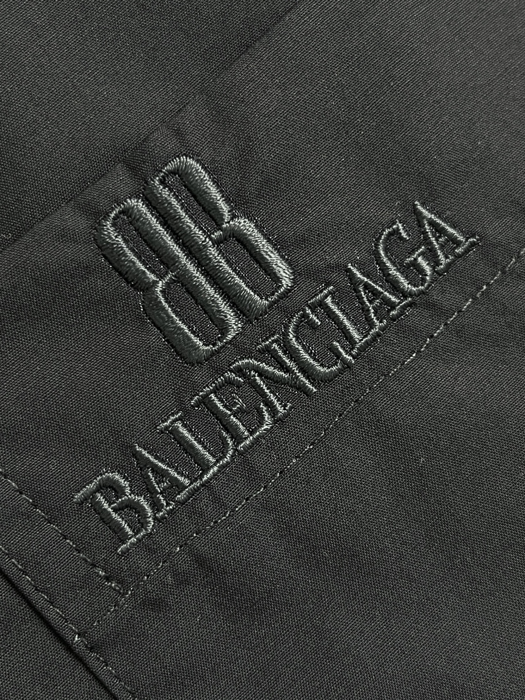 Balenciaga Nano BB Embroidered Long-Sleeved Shirt: Stylish, Comfortable, and Powerful Statement Piece - 图片 5