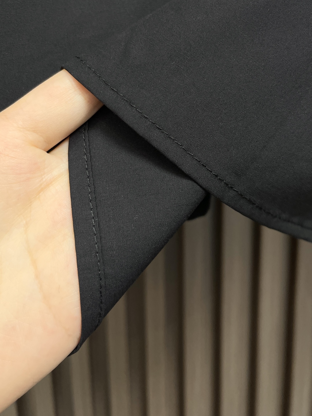 Balenciaga Nano BB Embroidered Long-Sleeved Shirt: Stylish, Comfortable, and Powerful Statement Piece - 图片 8