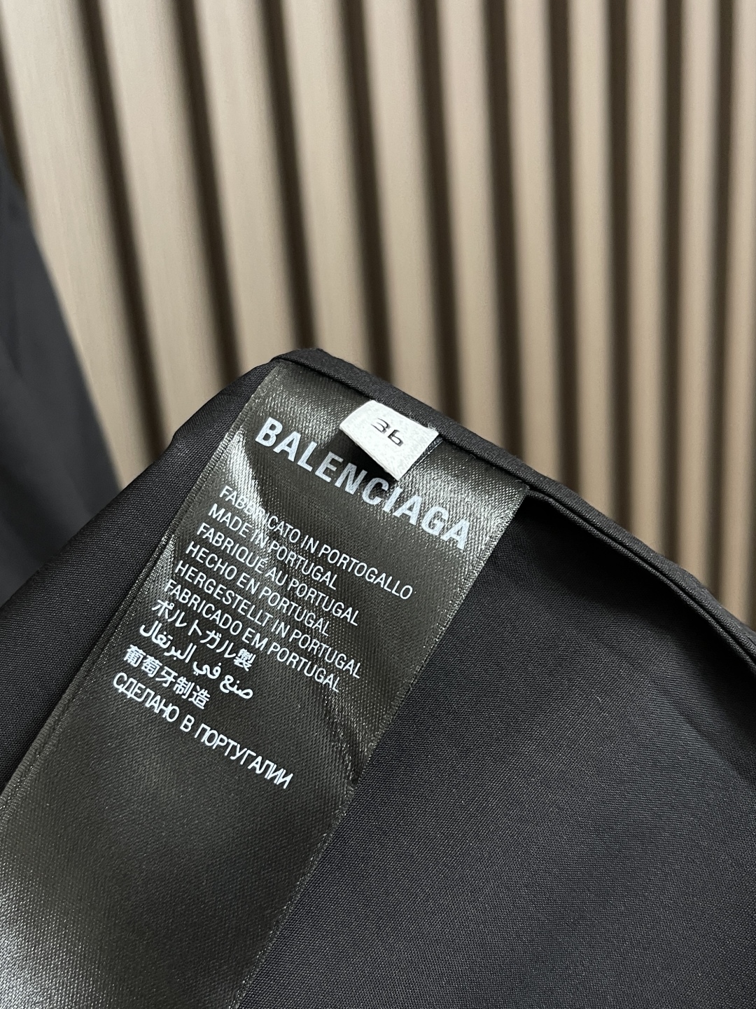 Balenciaga Nano BB Embroidered Long-Sleeved Shirt: Stylish, Comfortable, and Powerful Statement Piece - 图片 9