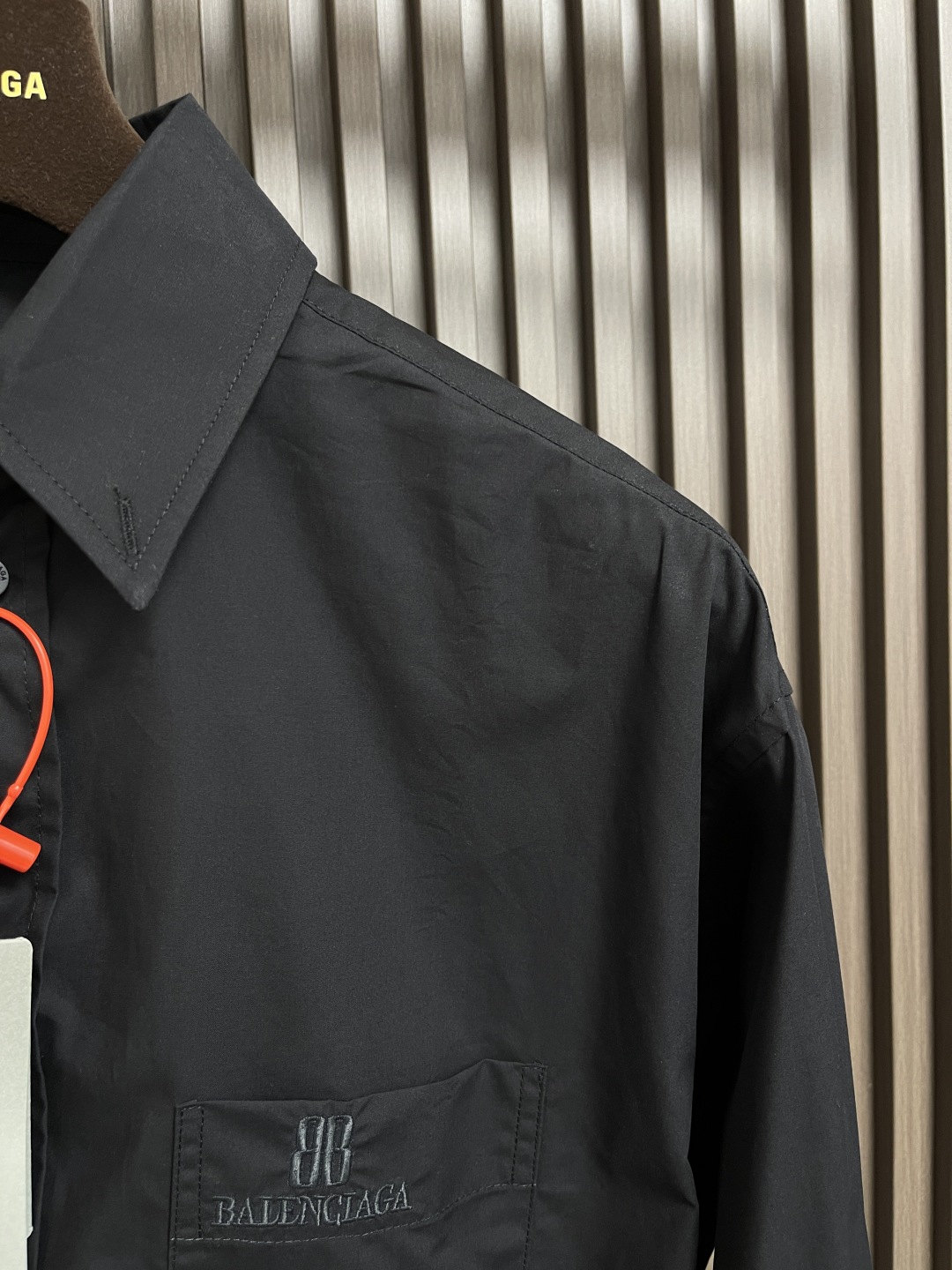 Balenciaga Nano BB Embroidered Long-Sleeved Shirt: Stylish, Comfortable, and Powerful Statement Piece - 图片 4