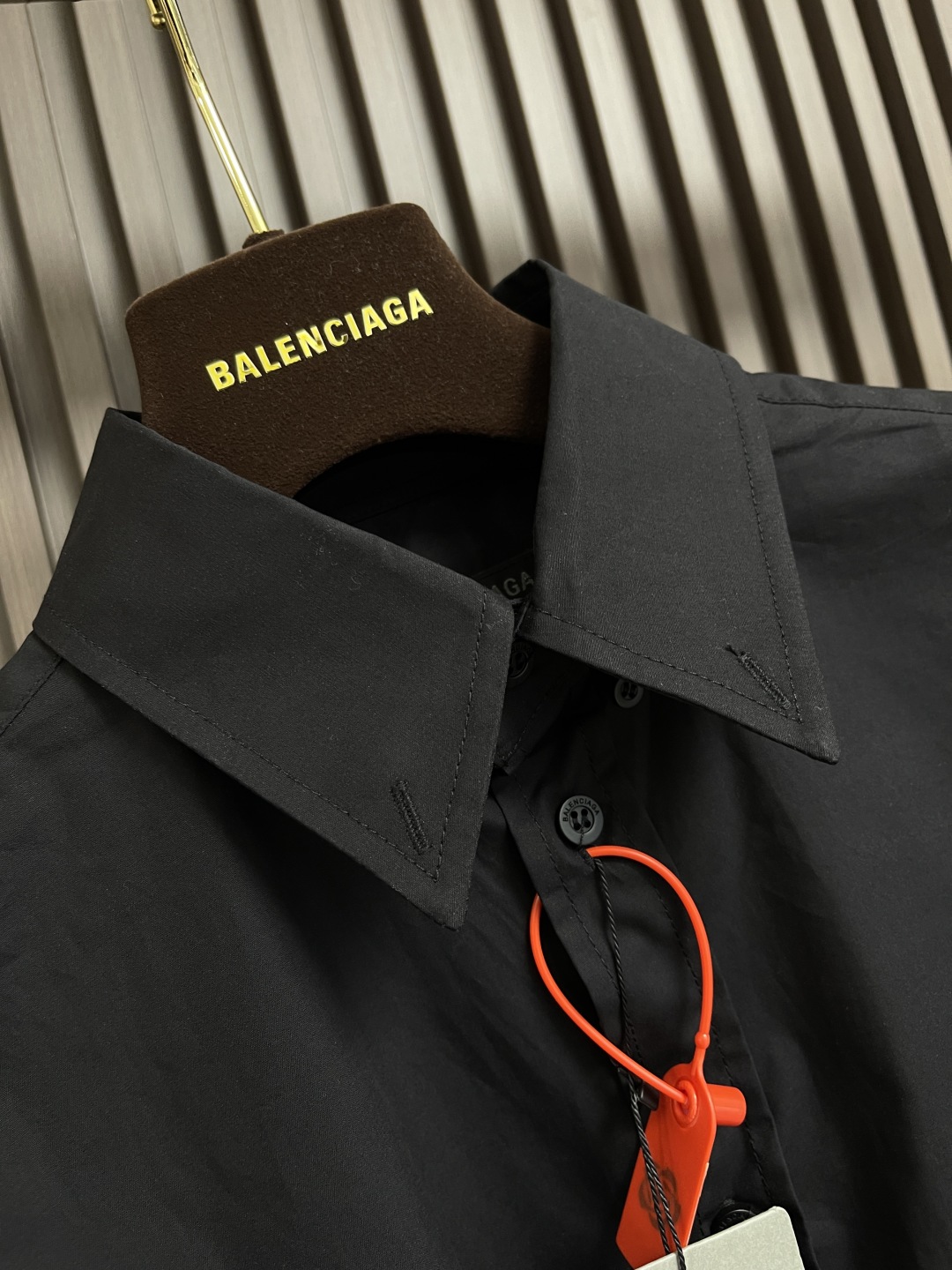 Balenciaga Nano BB Embroidered Long-Sleeved Shirt: Stylish, Comfortable, and Powerful Statement Piece - 图片 6