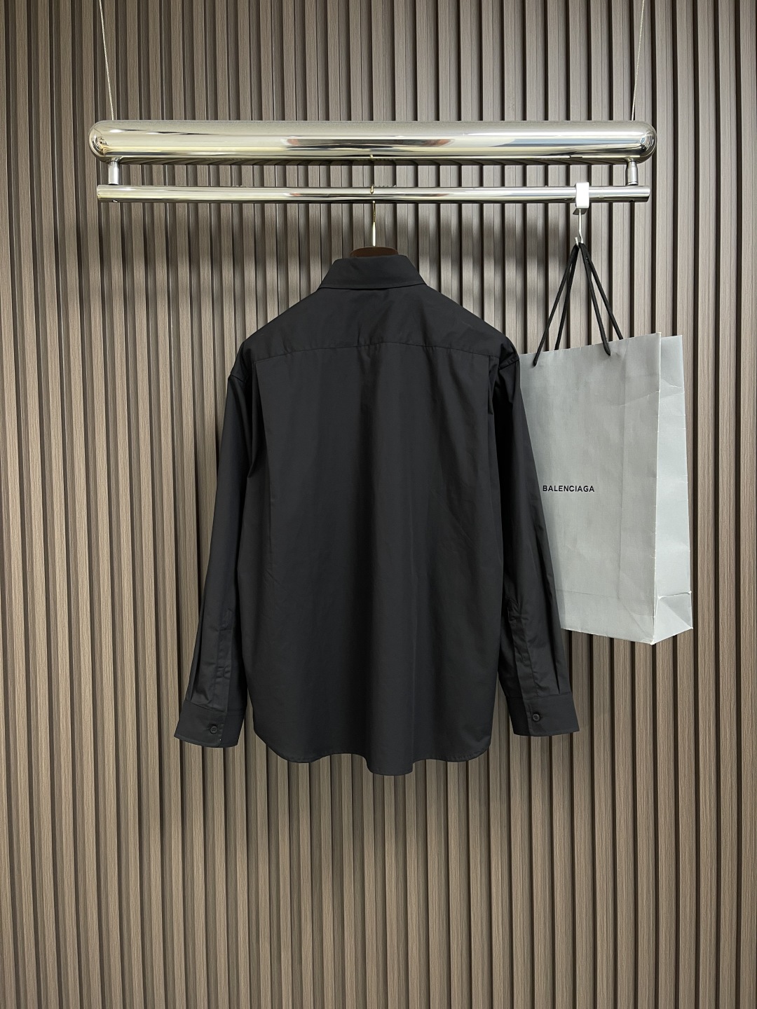 Balenciaga Nano BB Embroidered Long-Sleeved Shirt: Stylish, Comfortable, and Powerful Statement Piece - 图片 2