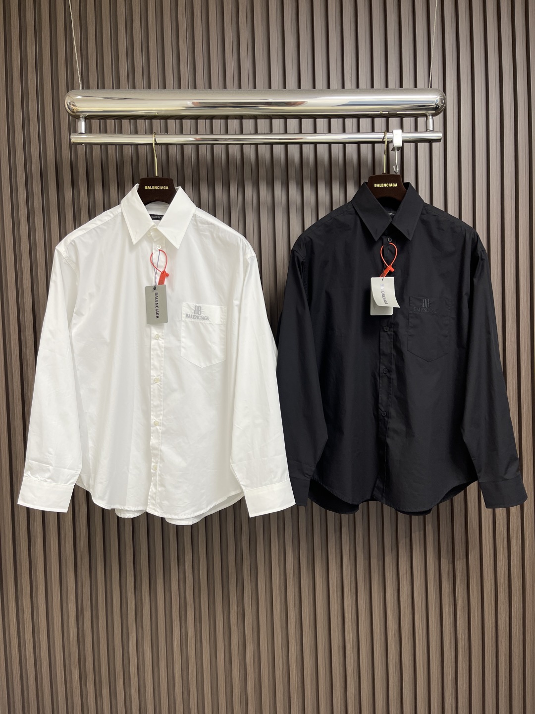 Balenciaga Nano BB Embroidered Long-Sleeved Shirt: Stylish, Comfortable, and Powerful Statement Piece - 图片 3