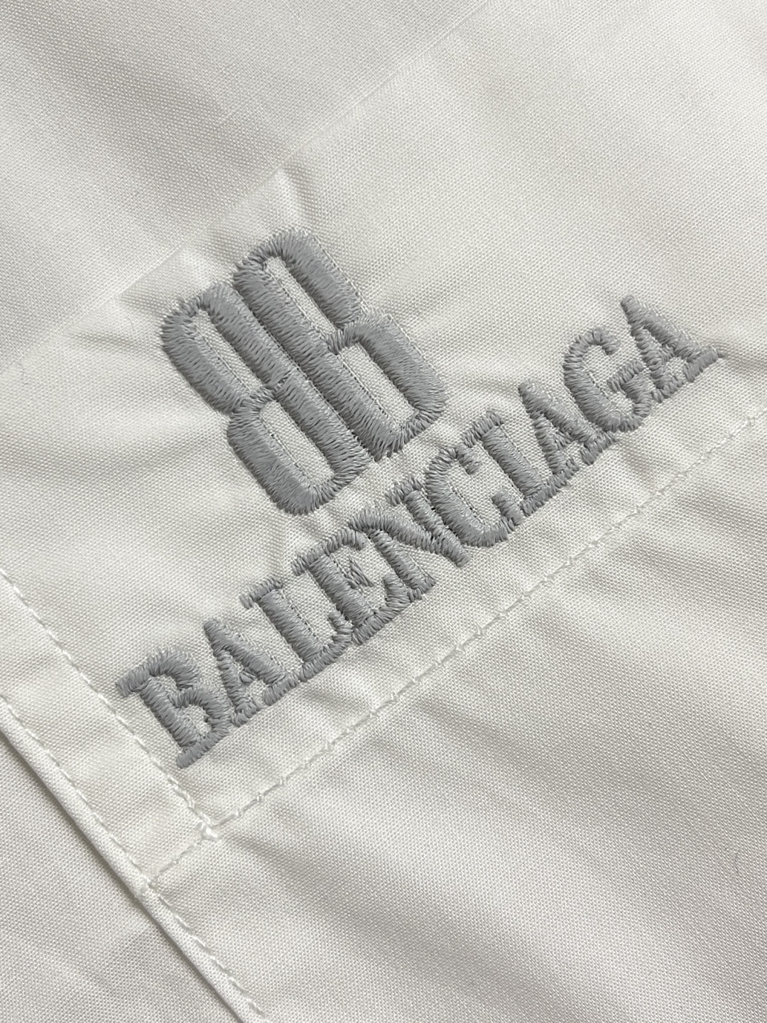 Balenciaga Nano BB Embroidered Long-Sleeved Shirt: Stylish, Comfortable, and Powerful Statement Piece - 图片 5