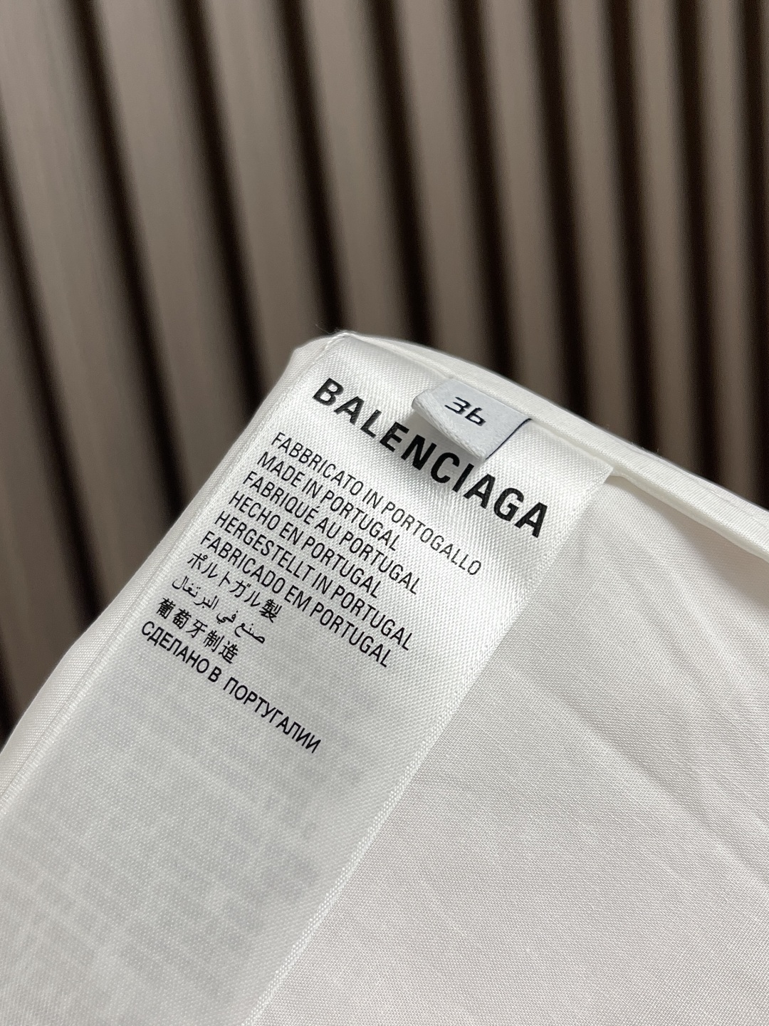 Balenciaga Nano BB Embroidered Long-Sleeved Shirt: Stylish, Comfortable, and Powerful Statement Piece - 图片 9