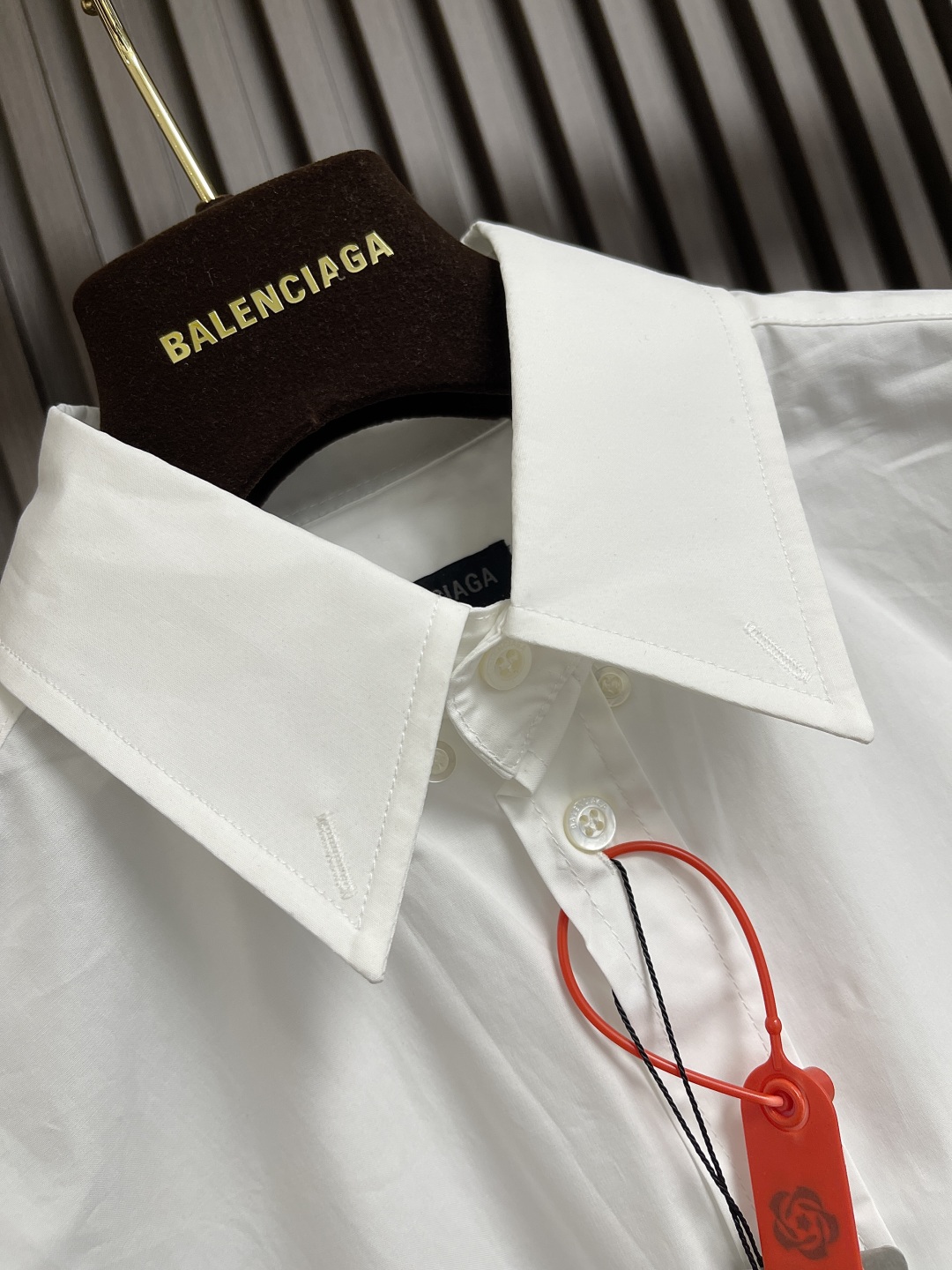 Balenciaga Nano BB Embroidered Long-Sleeved Shirt: Stylish, Comfortable, and Powerful Statement Piece - 图片 6
