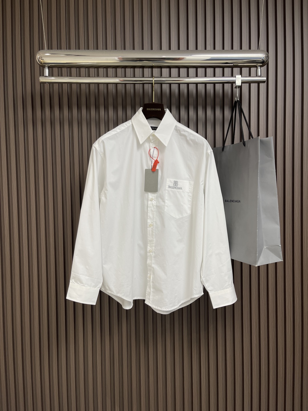 Balenciaga Nano BB Embroidered Long-Sleeved Shirt: Stylish, Comfortable, and Powerful Statement Piece - 图片 1