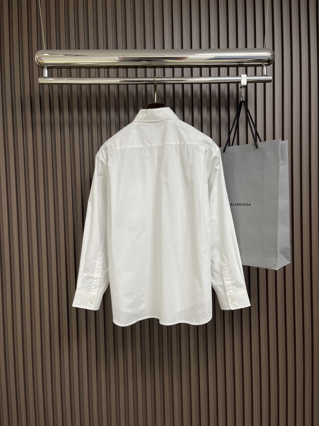Balenciaga Nano BB Embroidered Long-Sleeved Shirt: Stylish, Comfortable, and Powerful Statement Piece - 图片 2