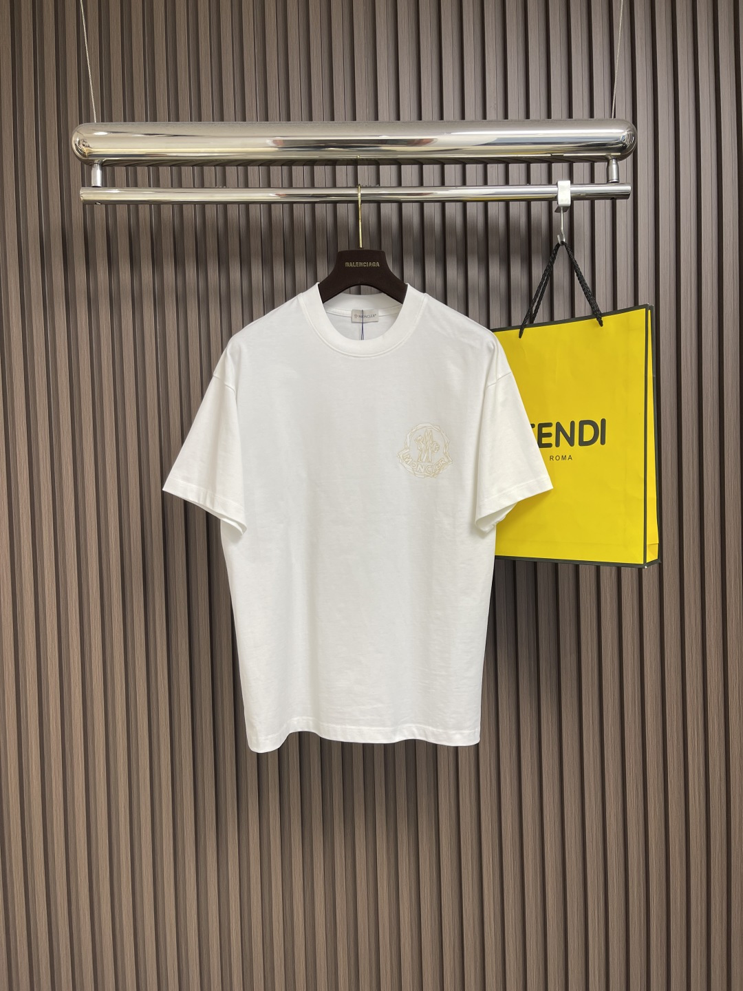 NO:453075,Moncler 2025ss summer new graffiti printed round neck short-sleeved T-shirt adopts original 260g threaded same cylinder fixed dye zero color difference new customized auxiliary materials exclusive quality difference currency welcome comparison. Size M-3XL, T-shirt,tees, t-shirt,alexander wang19860909Moncler 2025ss夏季新款涂鸦印花圆领短袖t恤 采用原版260g 螺纹同缸定染零色差 全新定制辅料 独家品质区别通货 欢迎对比.尺码M-3XL,,T-shirt,tees，t-shirt,alexander wang,Men's clothing